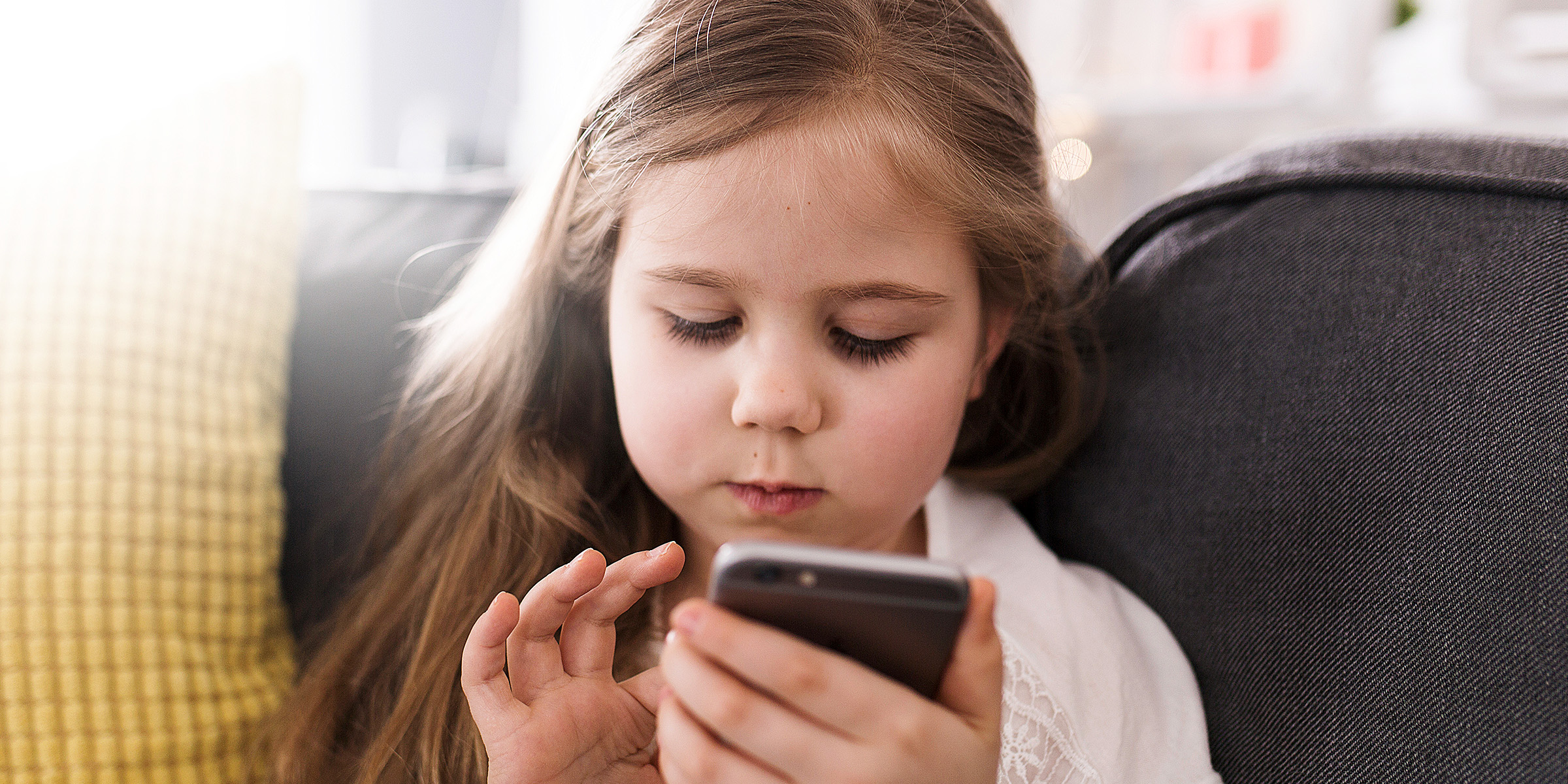 Ein kleines Mädchen benutzt ein Mobiltelefon | Quelle: Freepik