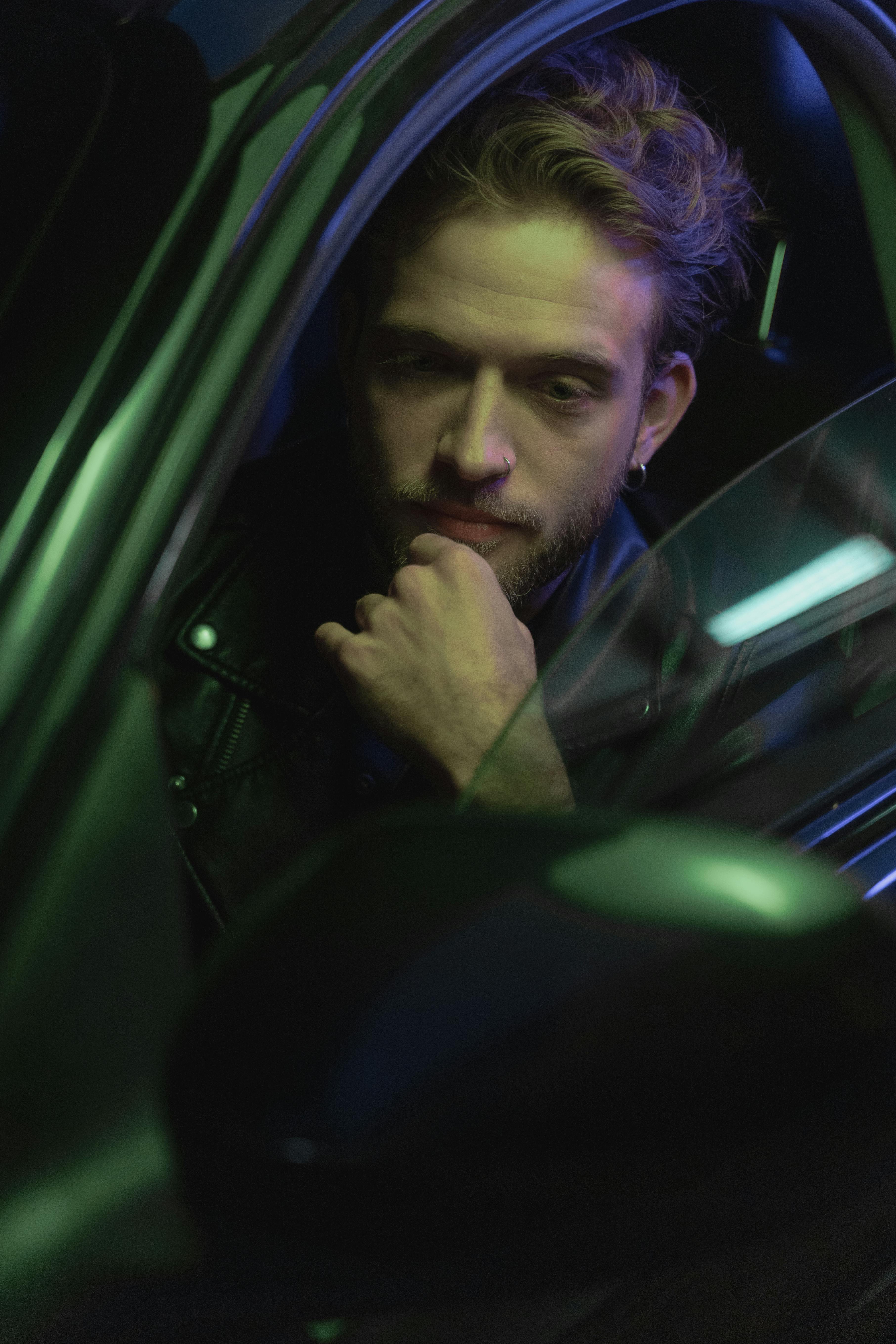 Ein ernster Mann wartet in einem Auto | Quelle: Pexels