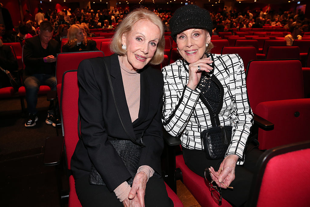 Ellen Kessler und Alice Kessler bei der Theaterpremiere von „Mord im Orient-Express“ im Deutschen Theater am 23. April 2025 in München | Quelle: Getty Images