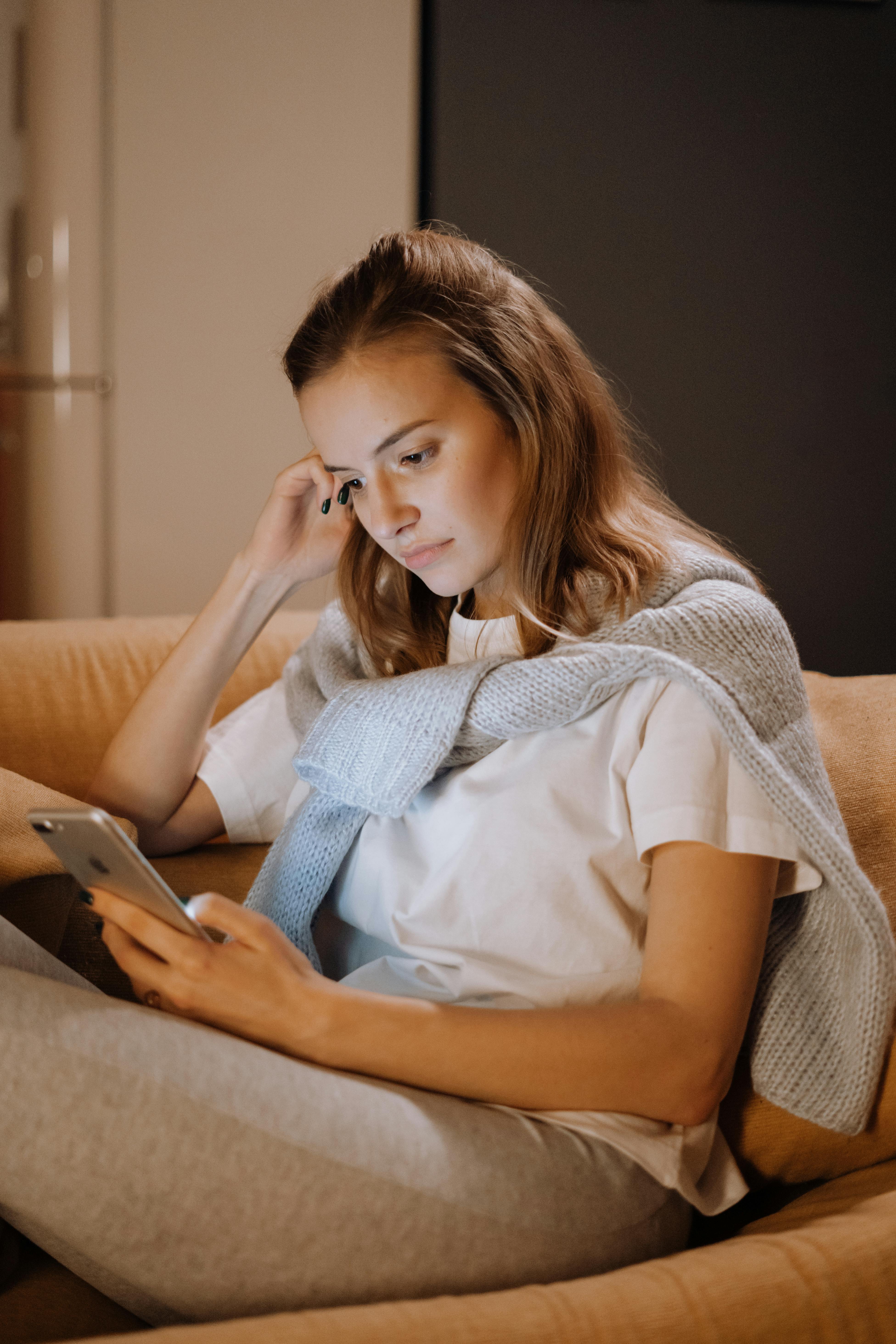 Frau scrollt durch ihr Telefon | Quelle: Pexels