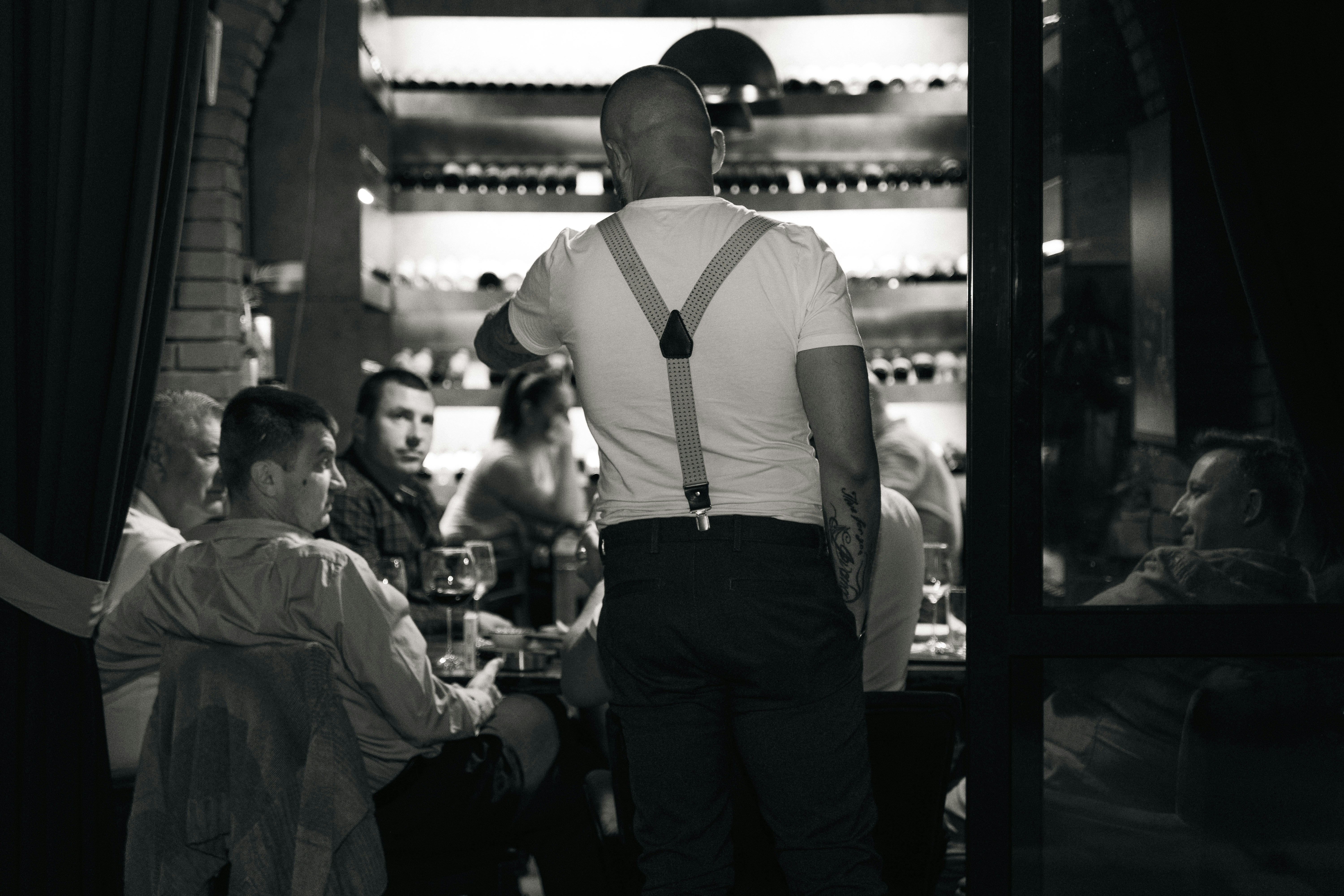 Ein Mann steht in einem Restaurant | Quelle: Unsplash