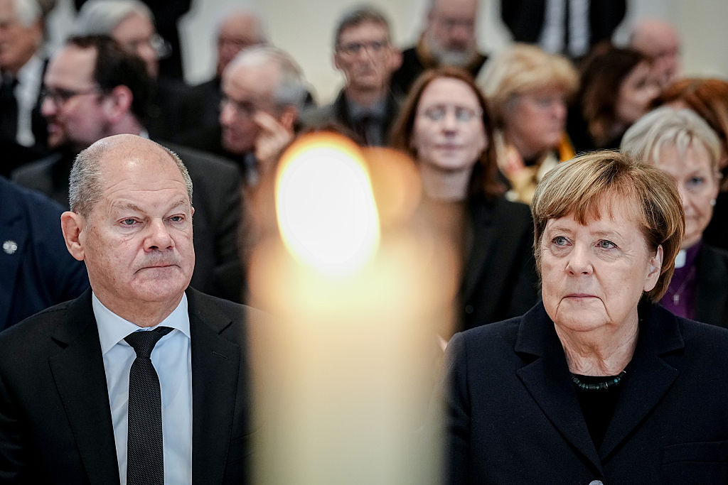24. Februar 2026, Berlin: Olaf Scholz (SPD), ehemaliger Bundeskanzler, und Angela Merkel (CDU), ehemalige Bundeskanzlerin, nehmen an der Trauerfeier für die verstorbene ehemalige Bundesfamilienministerin und langjährige Bundestagspräsidentin Rita Süssmuth (CDU) mit einem ökumenischen Gottesdienst in der St.-Hedwigs-Kathedrale teil. | Quelle: Getty Images