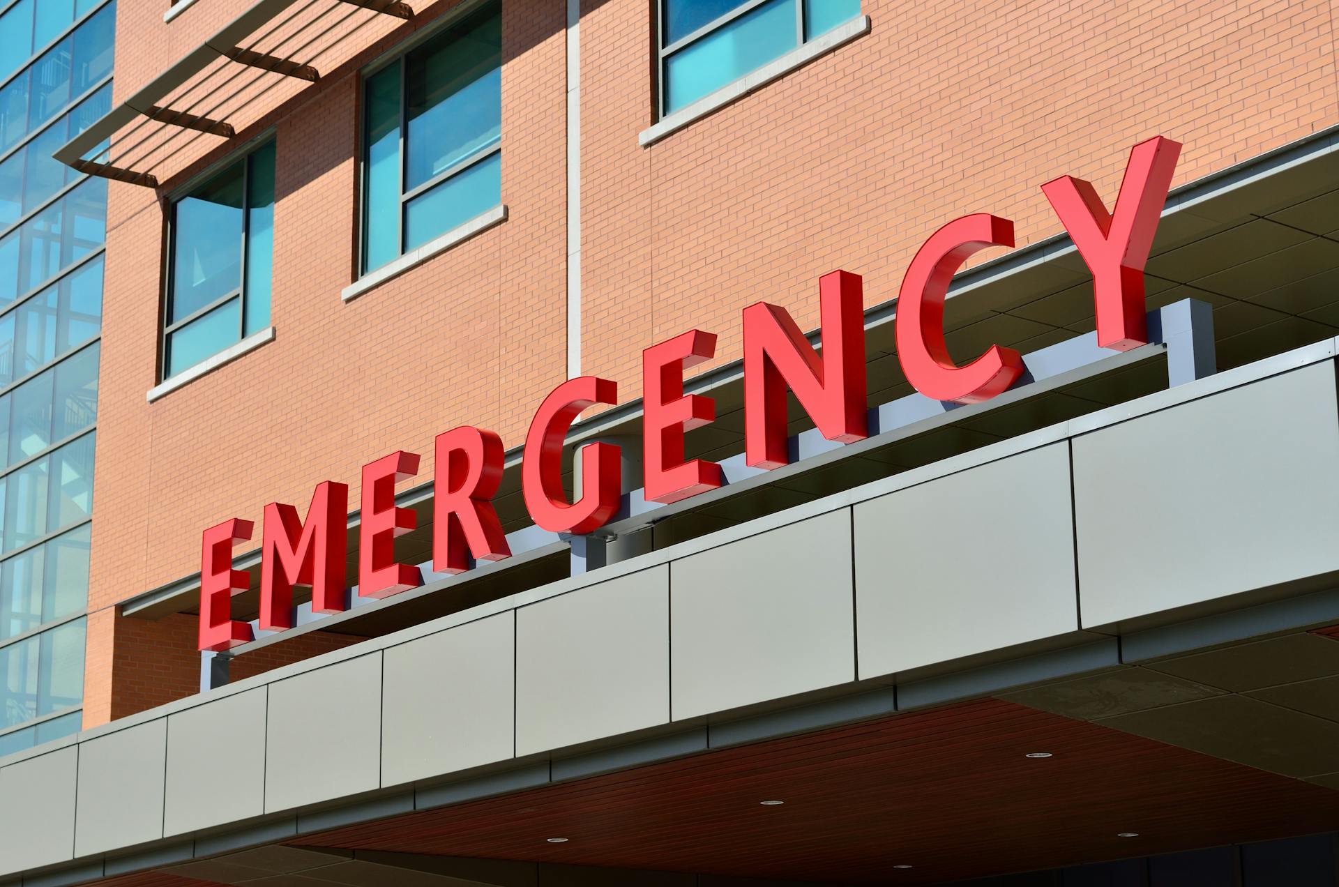 Das Notfallschild vor einem Krankenhaus | Quelle: Pexels