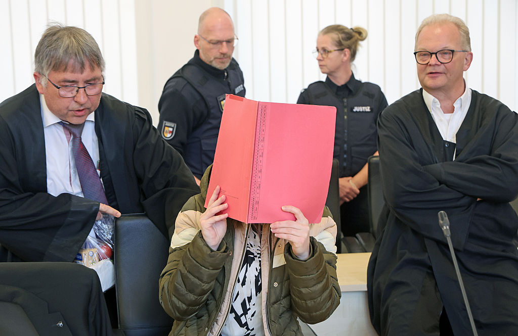 28. April 2026, Mecklenburg-Vorpommern, Rostock: Andreas Ohm (v. l. n. r.), Rechtsanwalt, der Angeklagte und Thomas Löcker, Rechtsanwalt, warten im Gerichtssaal des Landgerichts auf den Beginn des Mordprozesses im Fall Fabian | Quelle: Getty Images