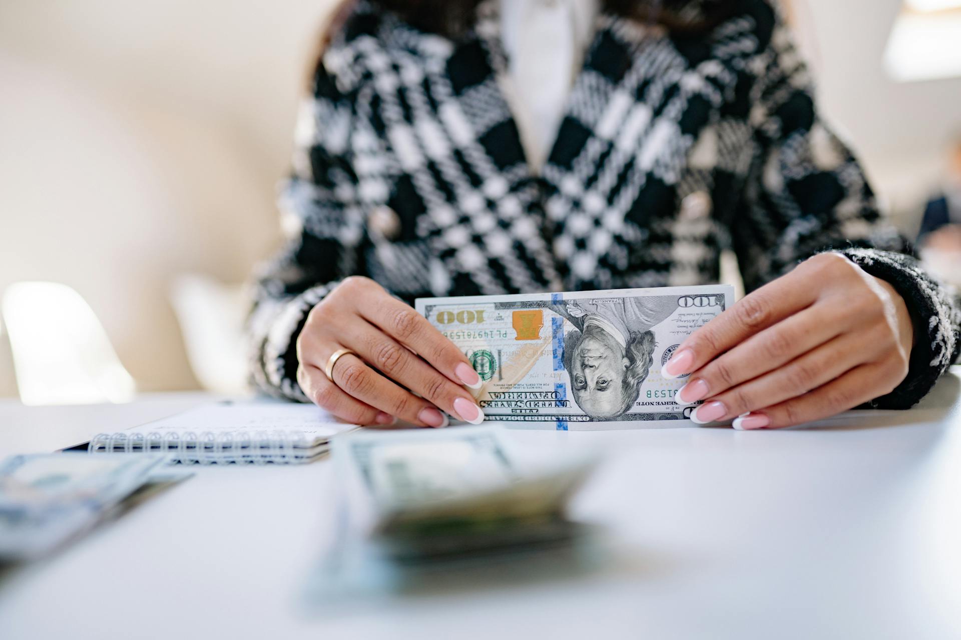 Eine Frau mit Geld in der Hand | Quelle: Pexels