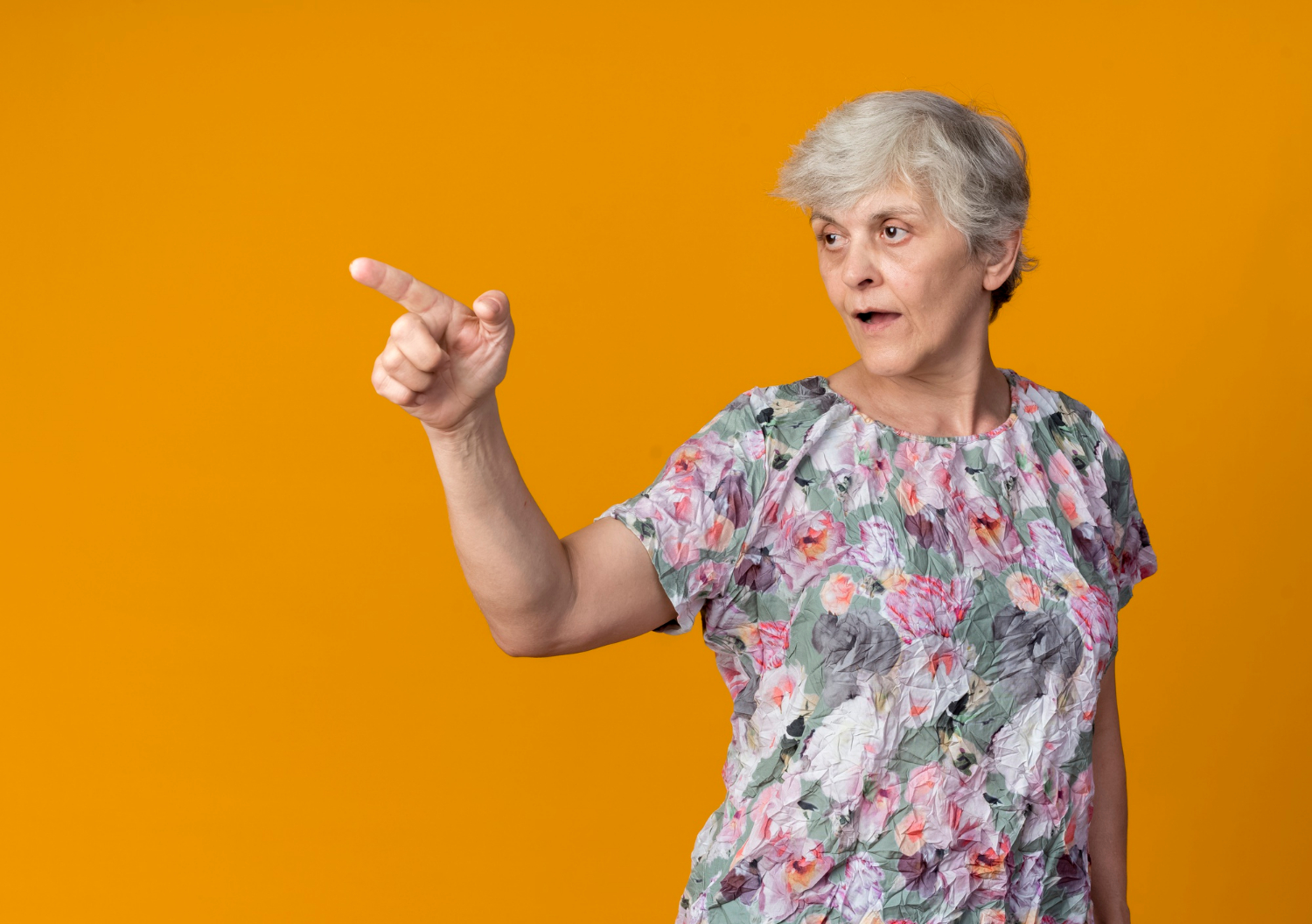 Eine ältere Frau, die mit dem Finger zeigt | Quelle: Freepik