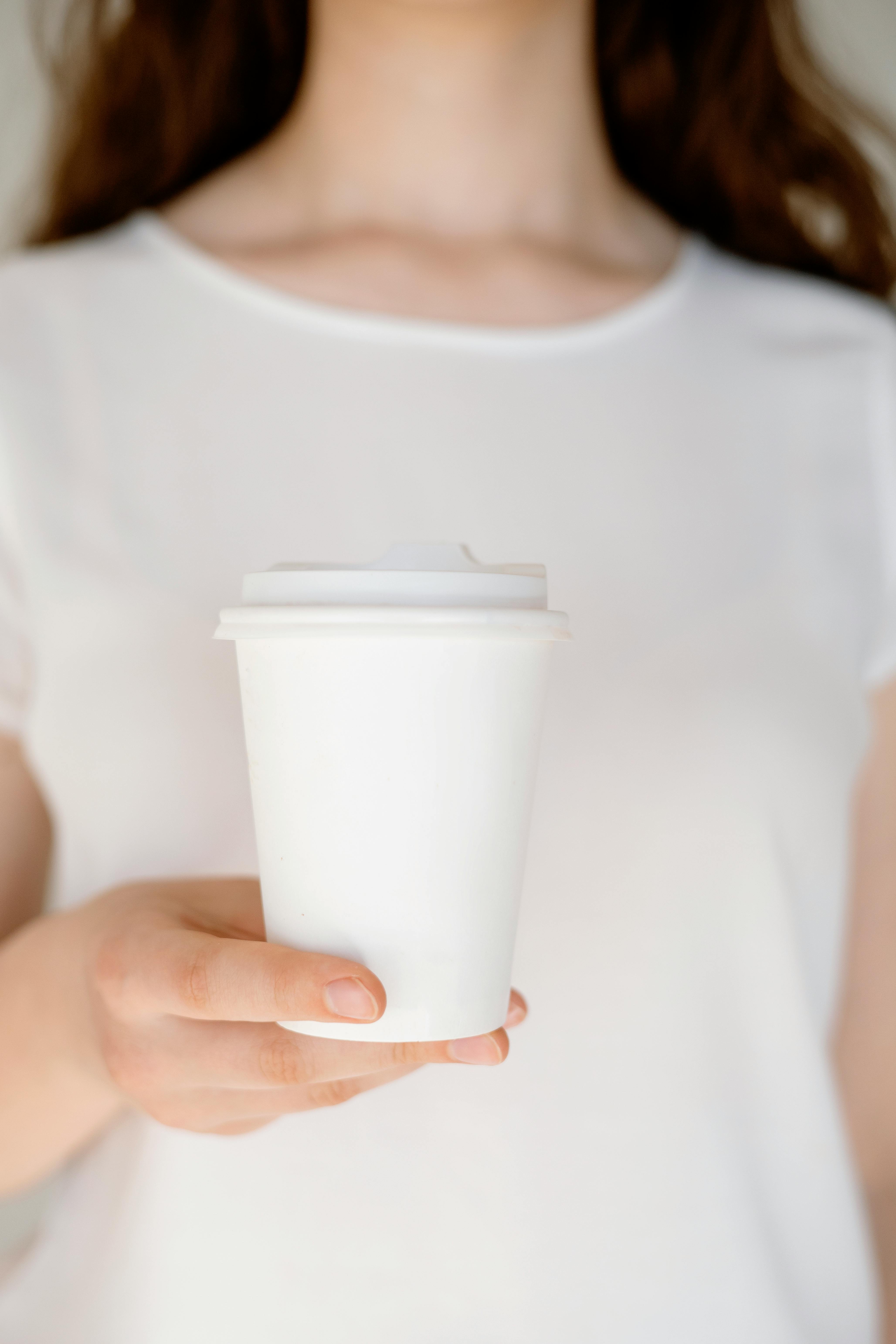 Eine Person mit einer Tasse Kaffee in der Hand | Quelle: Pexels