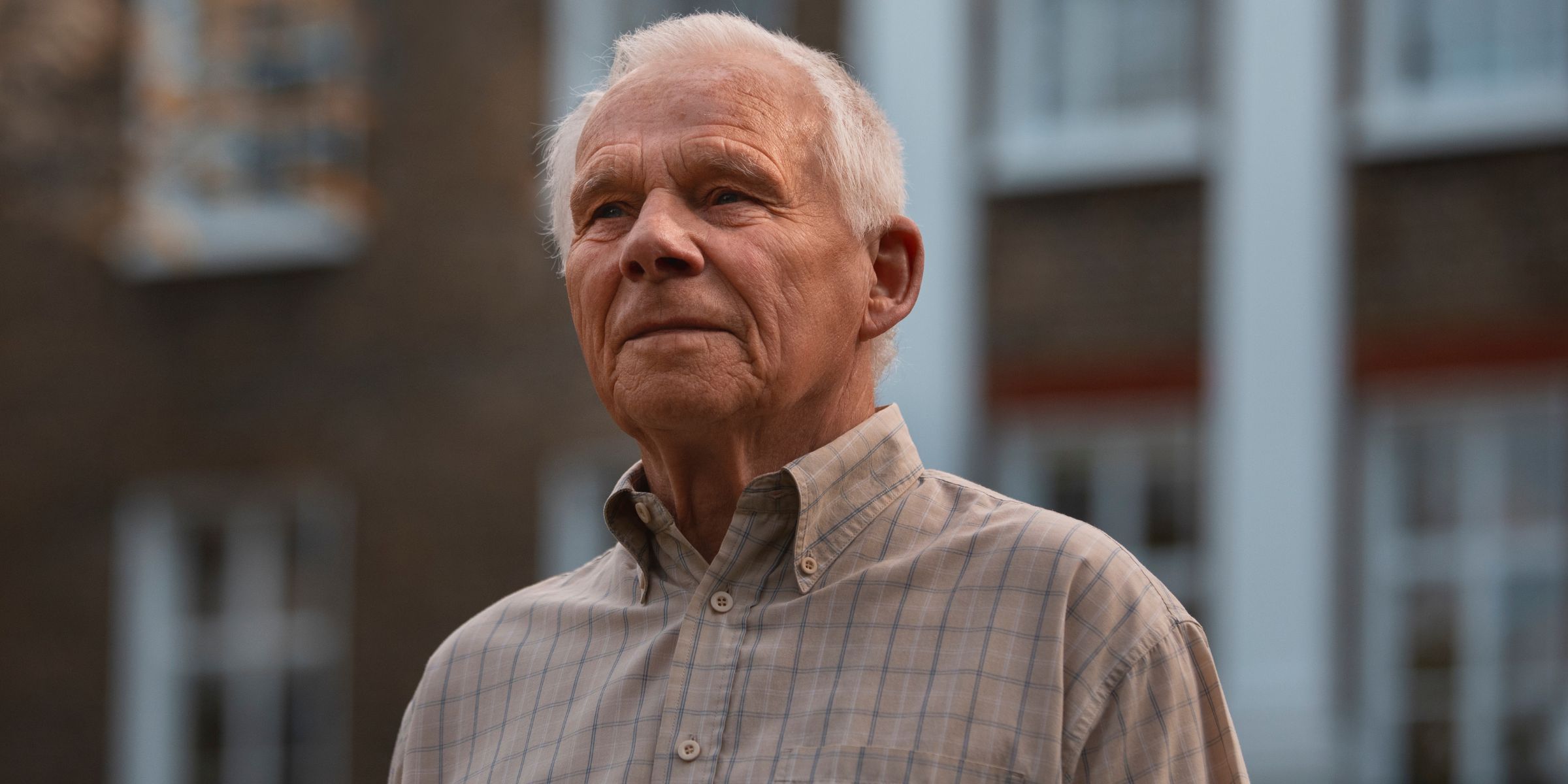 Eine Nahaufnahme eines älteren Mannes | Quelle: Freepik