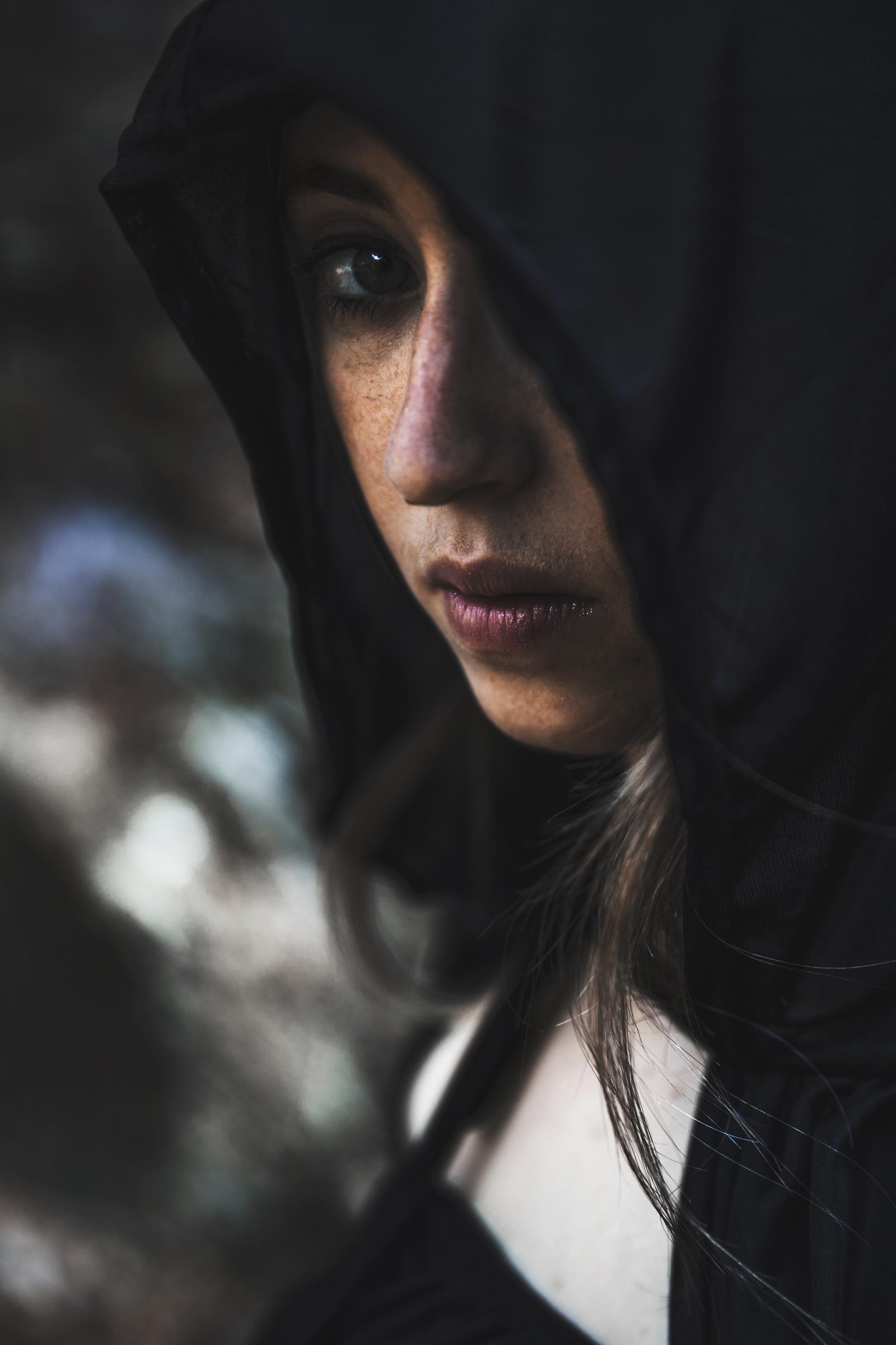 Eine Teilansicht eines traurigen Mädchens | Quelle: Freepik