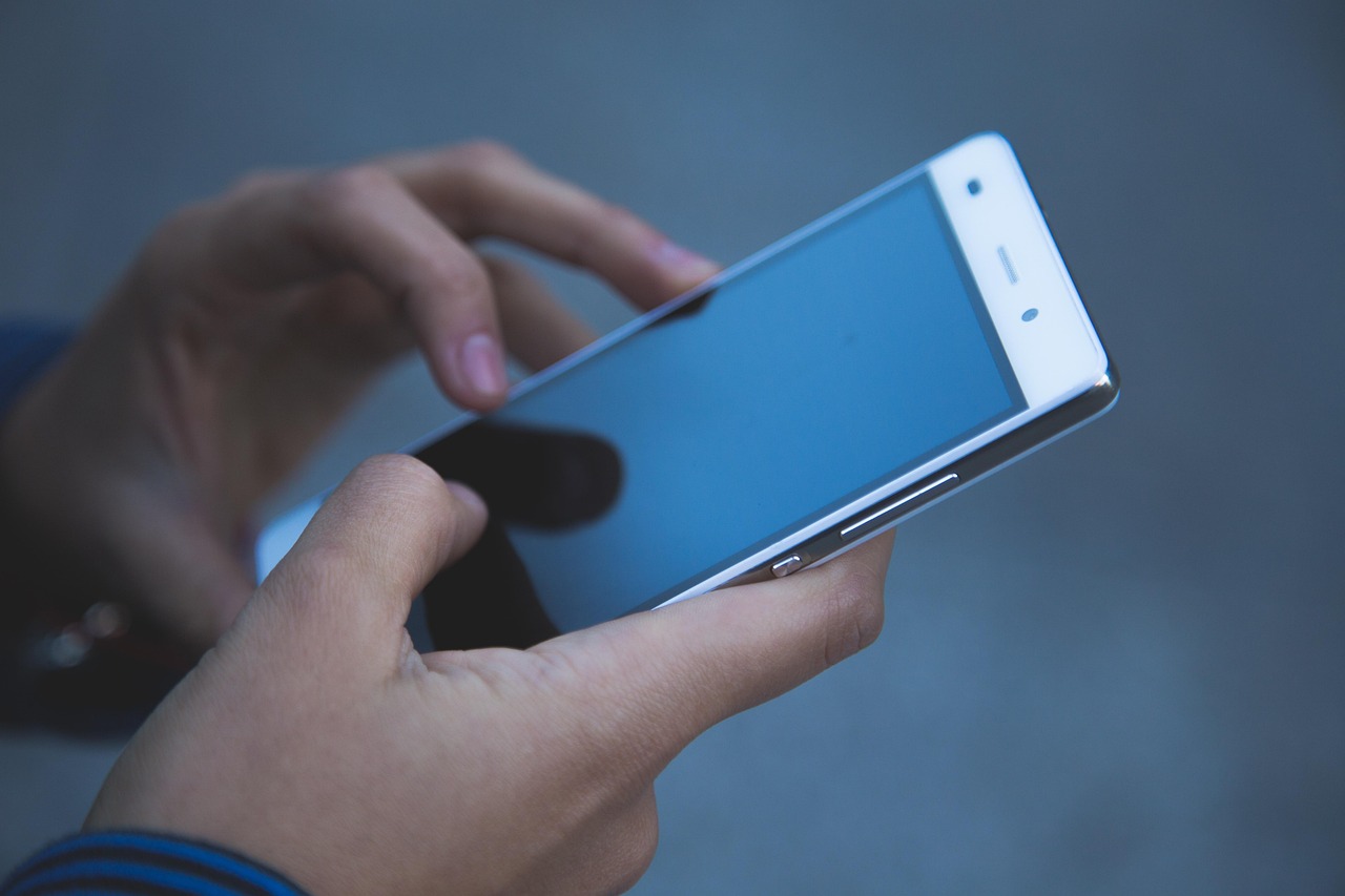 Eine Person hält ein Telefon | Quelle: Pexels