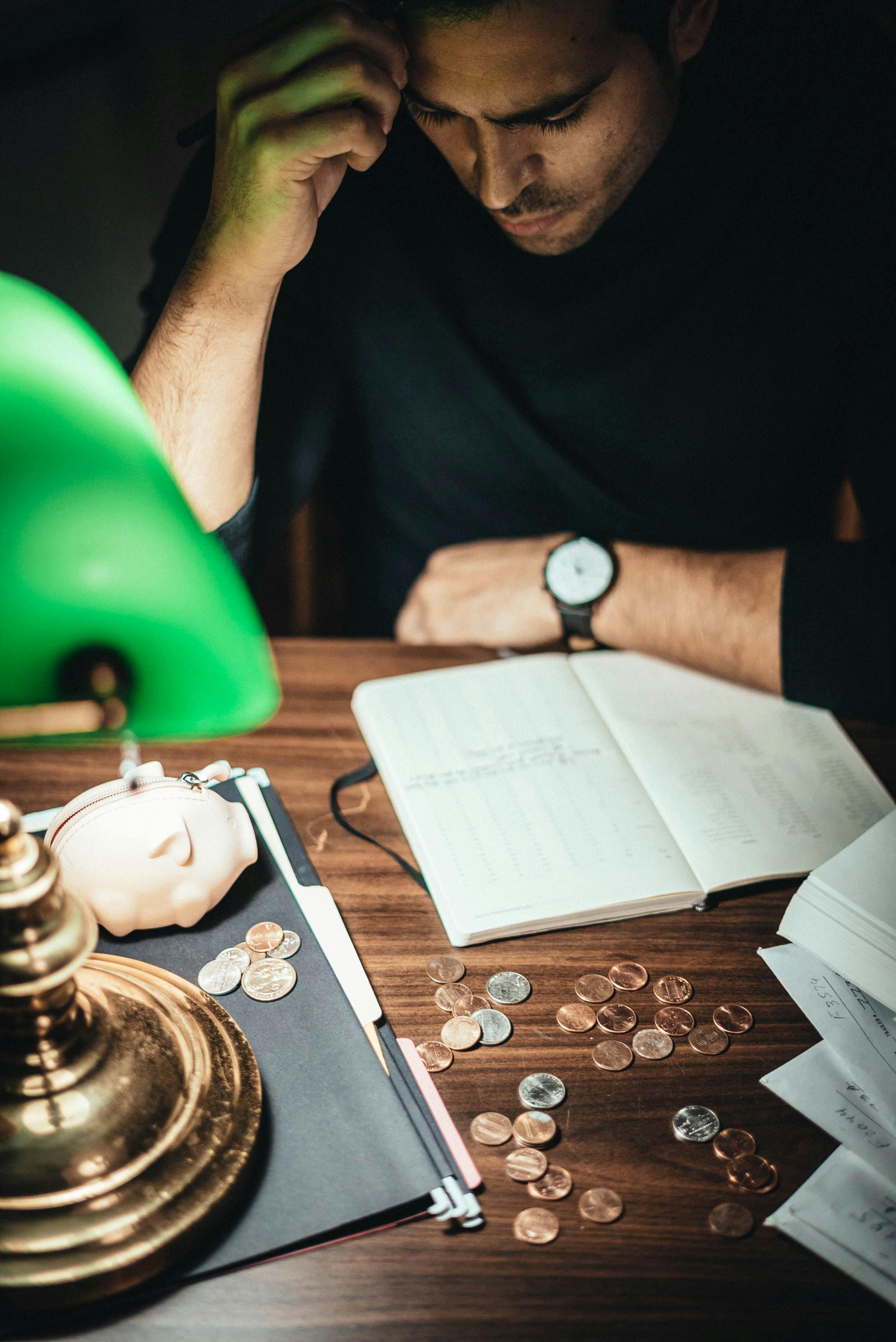 Ein gestresster Mann beim Erledigen seiner Finanzen | Quelle: Pexels