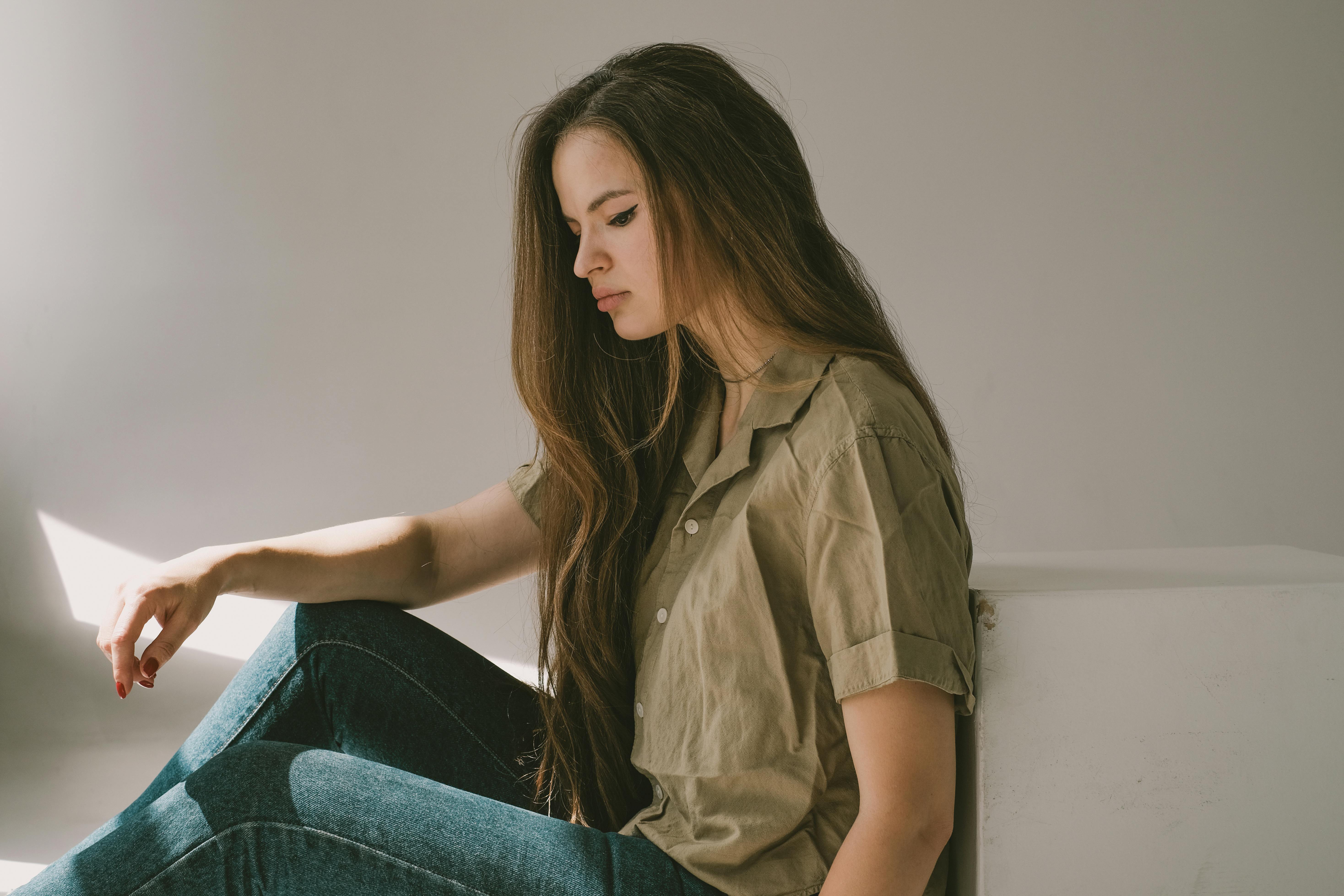 Traurige Frau, die auf dem Boden sitzt | Quelle: Pexels