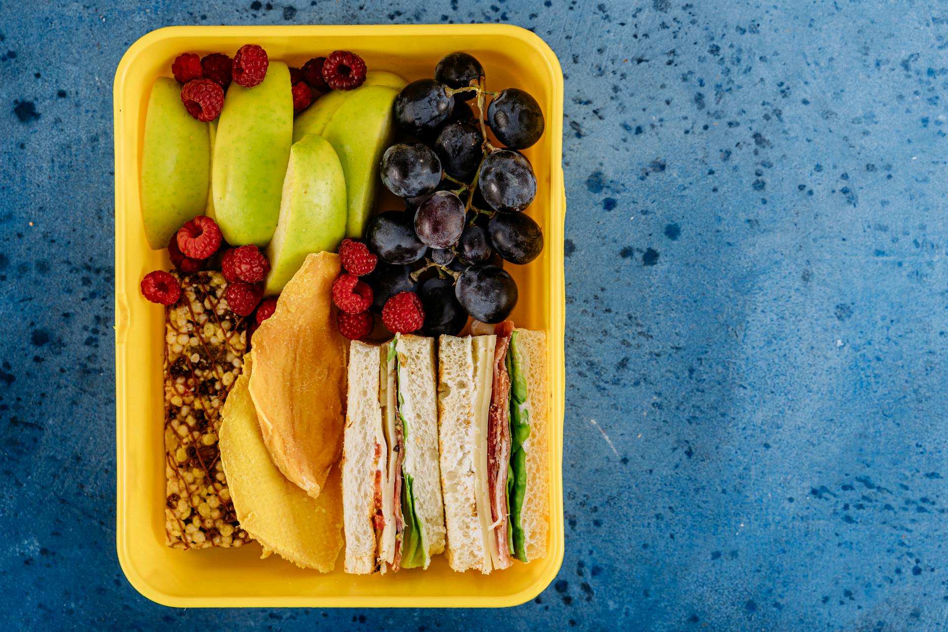 Eine Lunchbox mit Sandwiches und Obst | Quelle: Pexels
