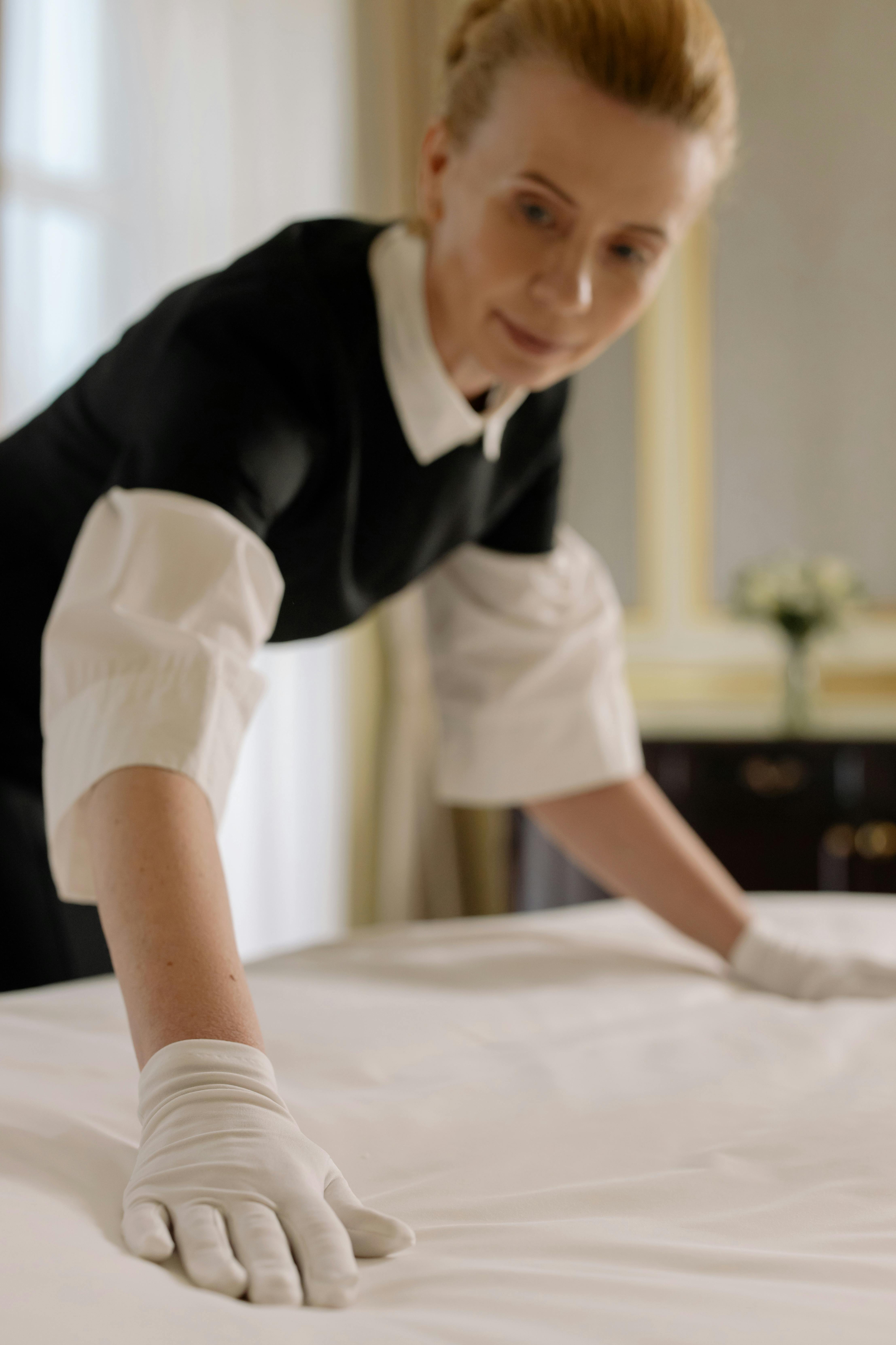 Frau beim Aufräumen eines Hotelzimmers | Quelle: Pexels