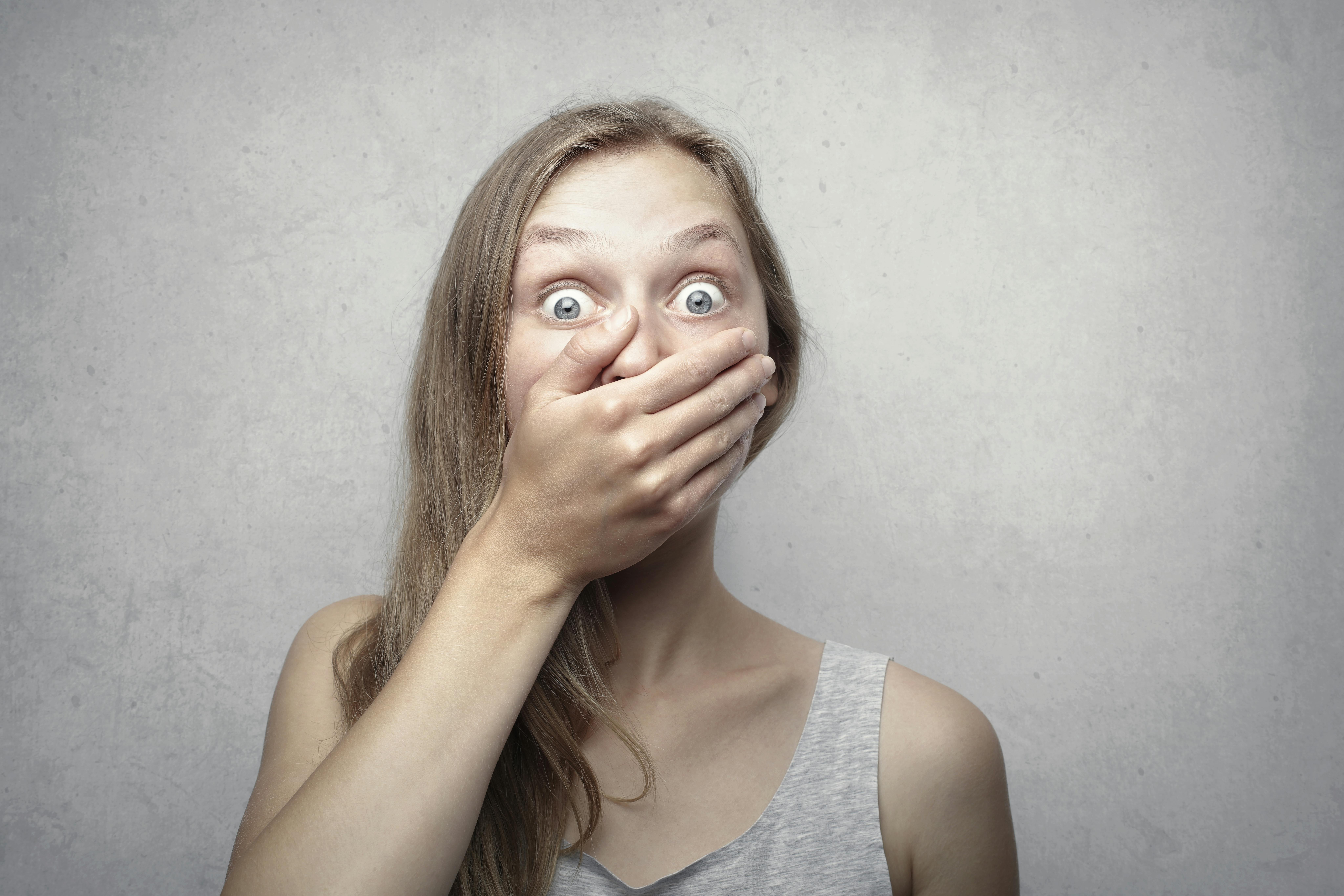 Eine geschockte Frau mit der Hand auf ihrem Mund | Quelle: Pexels