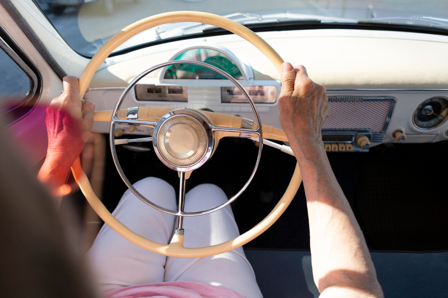 Nahaufnahme einer älteren Frau am Steuer eines Autos | Quelle: Freepik