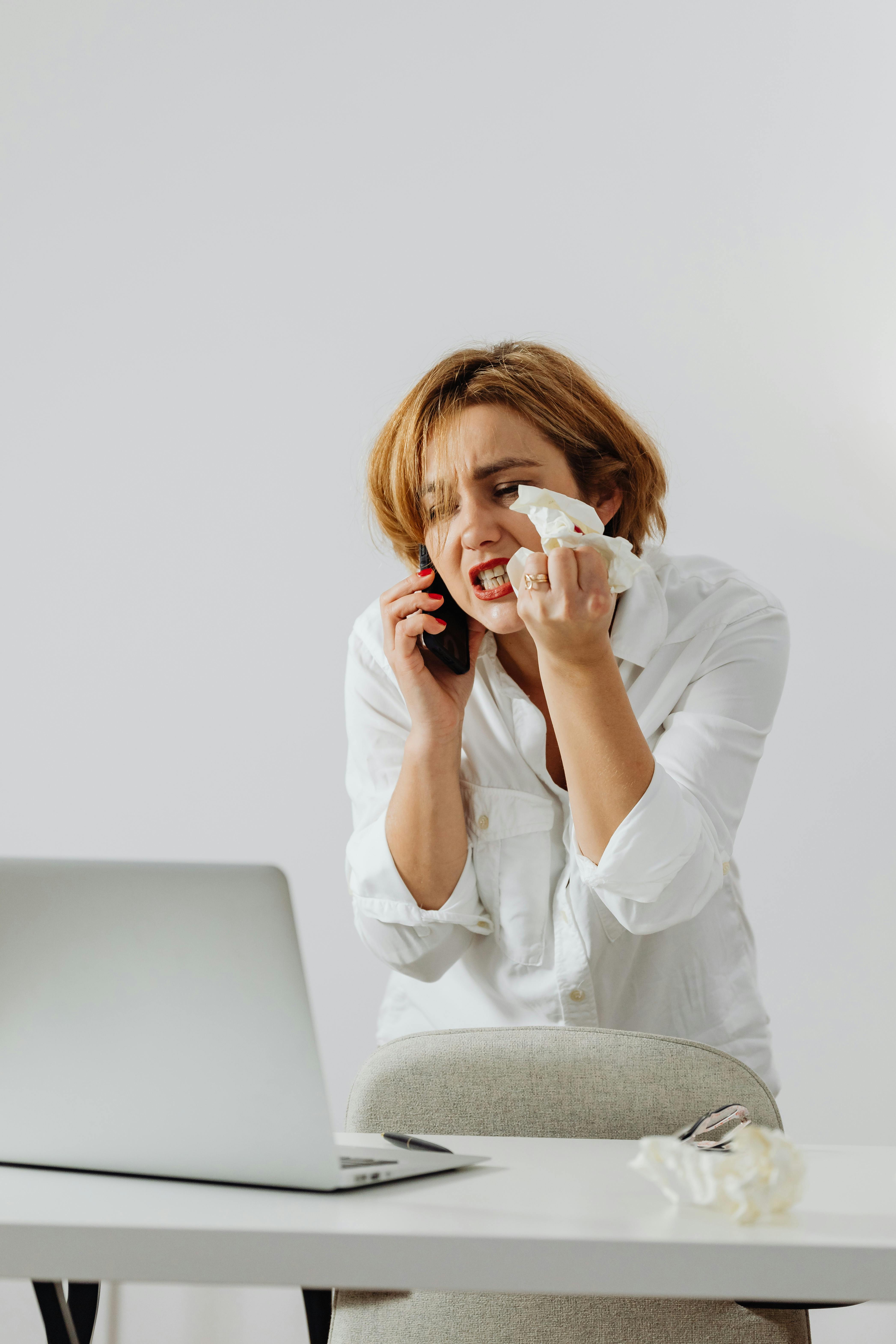 Eine wütende Frau bei einem Anruf | Quelle: Pexels