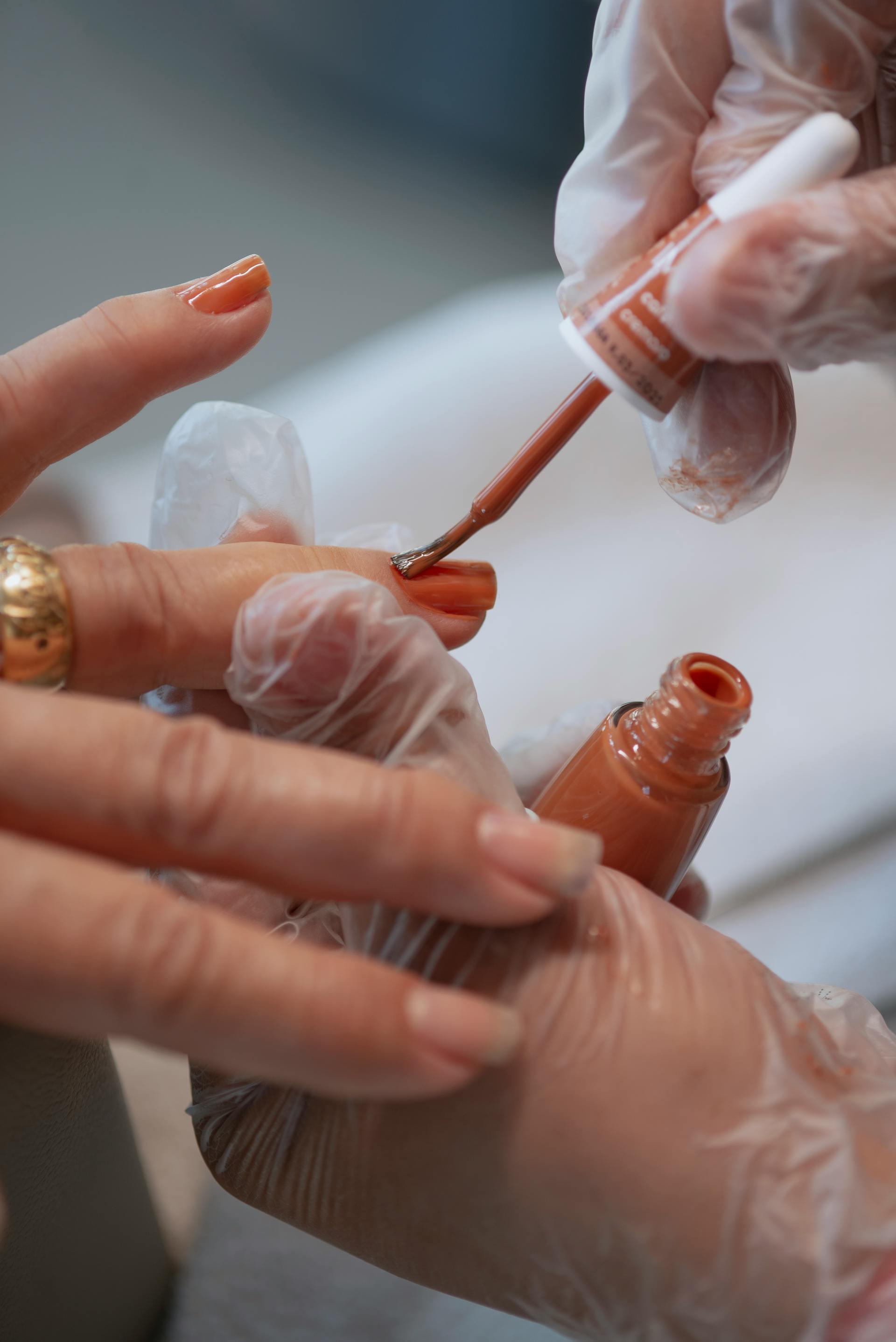 Eine Frau trägt Nagellack auf | Quelle: Pexels