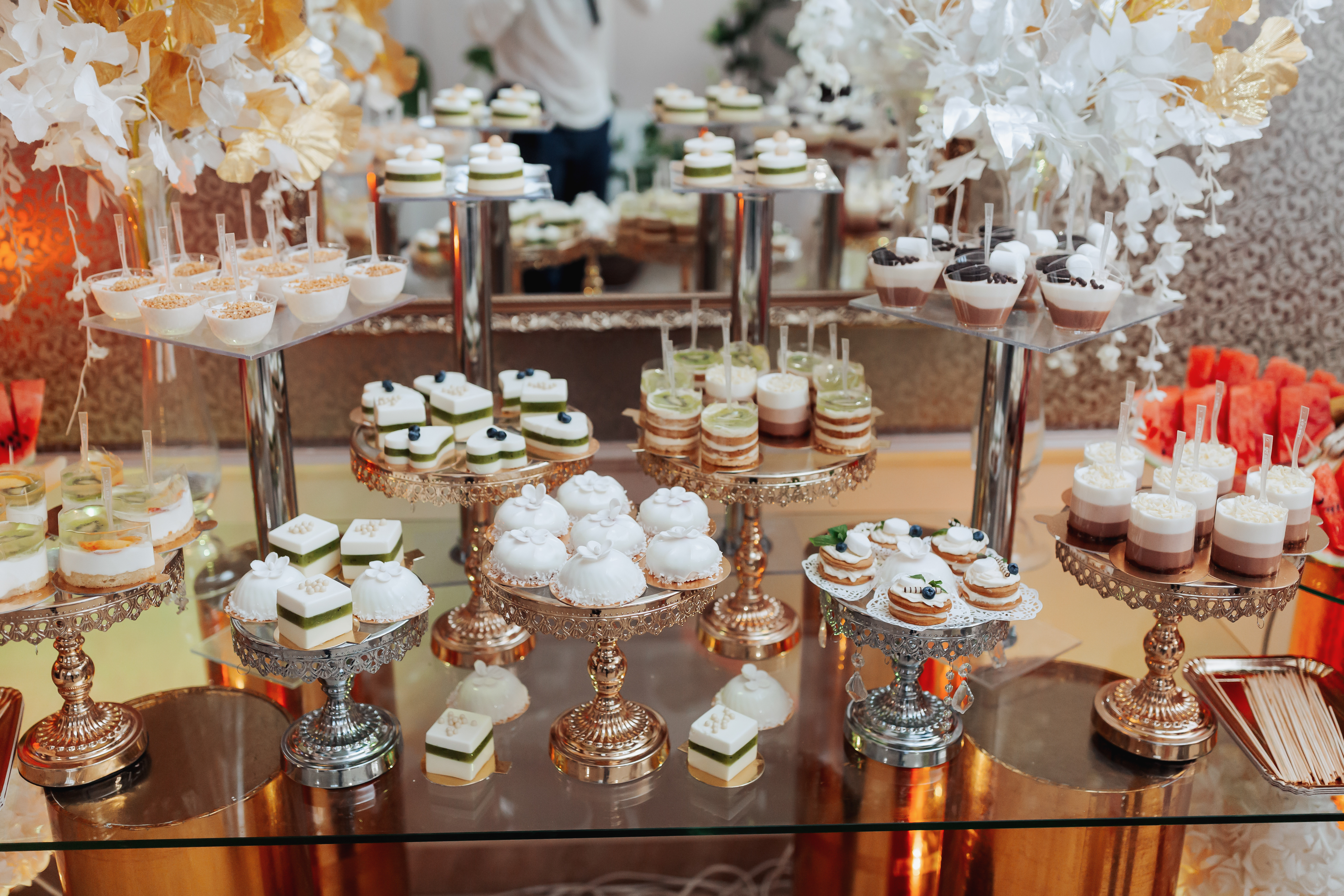 Eine leckere Hochzeit. Süßigkeitenbar für ein Bankett. Konzept für eine Feier. Modische Desserts. Tisch mit Süßigkeiten, Bonbons. Früchte | Quelle: Getty Images
