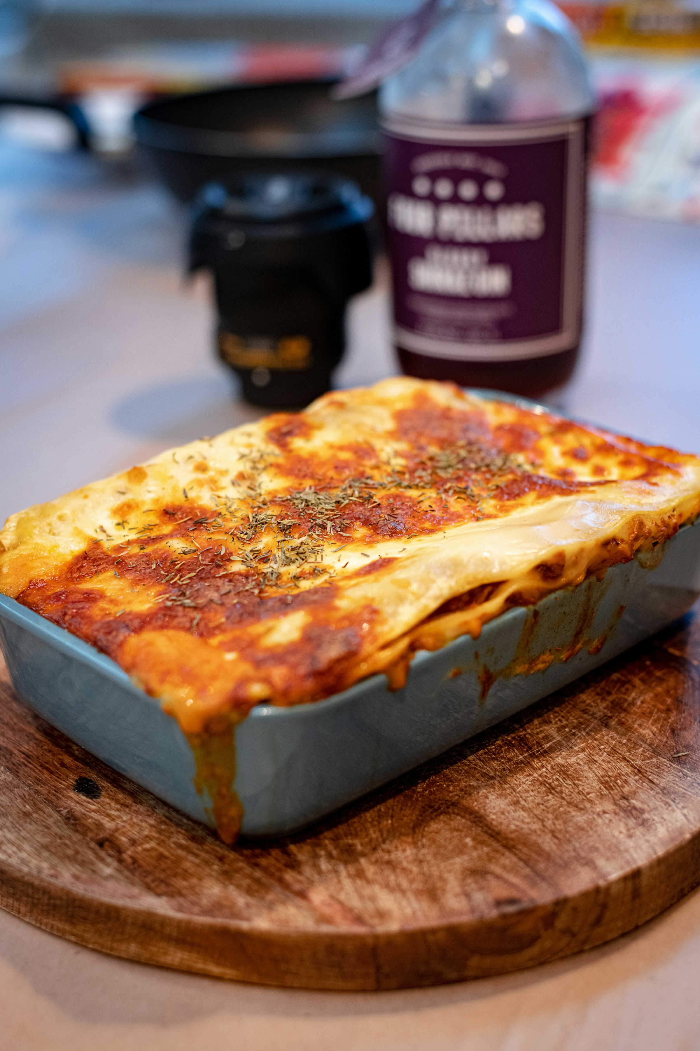 Ein Tablett mit Lasagne auf einem Brett | Quelle: Unsplash