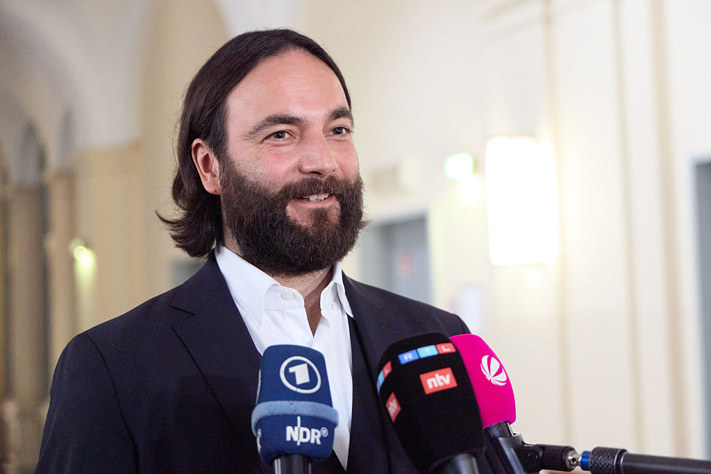 29. Oktober 2025, Hamburg: Rechtsanwalt Ingo Bott, Verteidiger von Christina Block, gibt während einer Pause im Prozess wegen mutmaßlicher Kindesentführung vor dem Landgericht Hamburg ein Interview. | Quelle: Getty Images