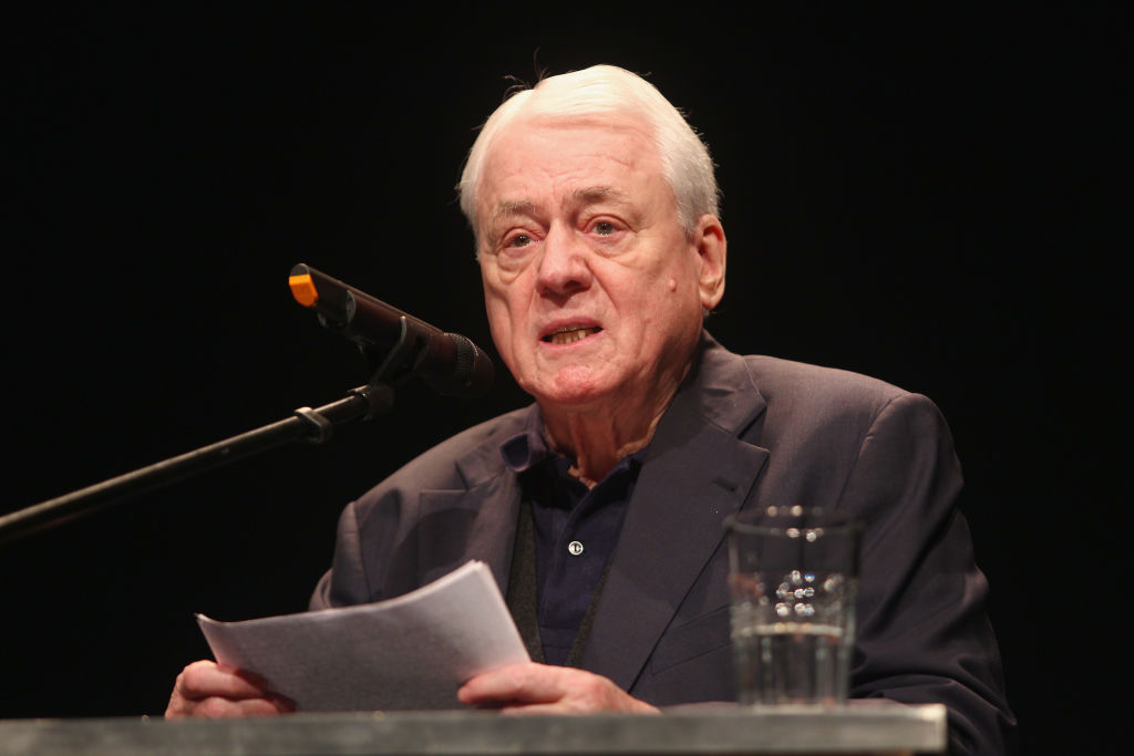 Der deutsche Filmemacher Alexander Kluge hält die Laudatio auf den deutschen Komiker Helge Schneider, der den Karl-Valentin-Preis erhält, 2012, München | Quelle: Getty Images