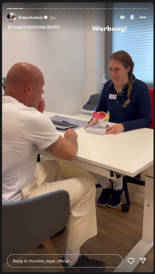 Legat bei einem Beratungsgespräch | Quelle: www.instagram.com/thorsten_legat_official