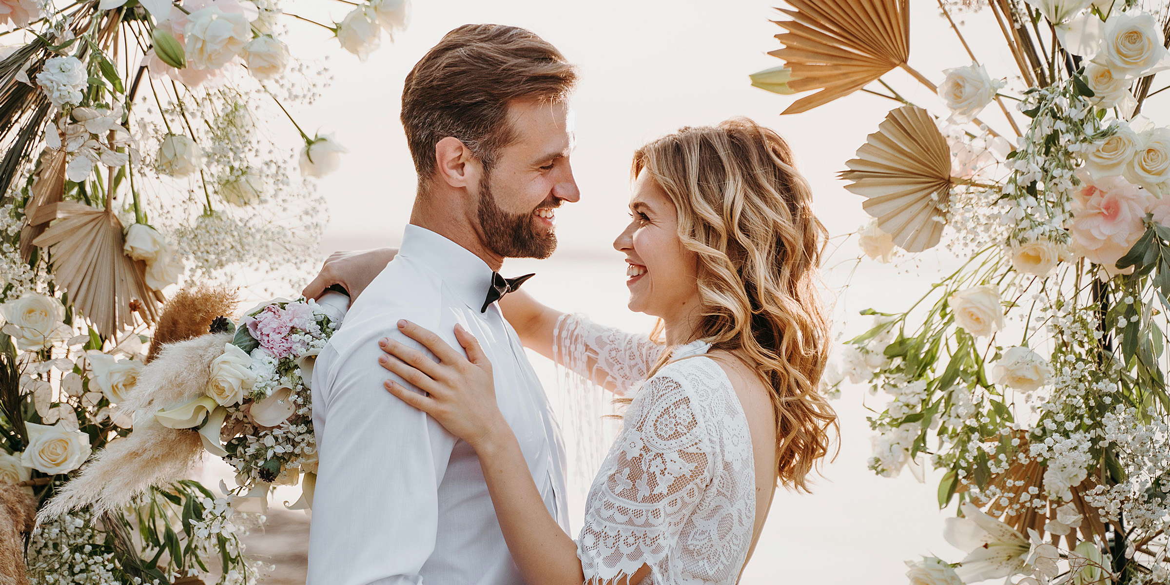 Ein lächelndes Brautpaar | Quelle: Freepik