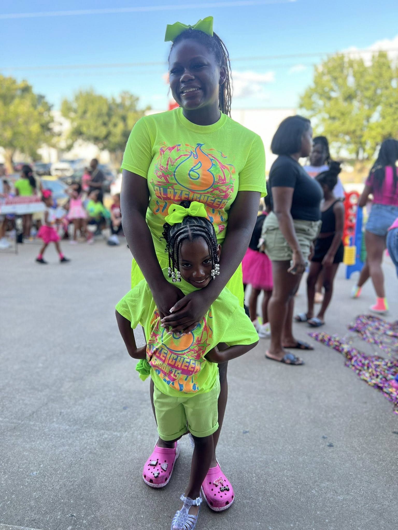 Courtney Hodge und ihre Schwester Carter auf einem Foto, das am 23. Mai 2026 gepostet wurde | Quelle: Facebook/Sherqueena Myles Jackson