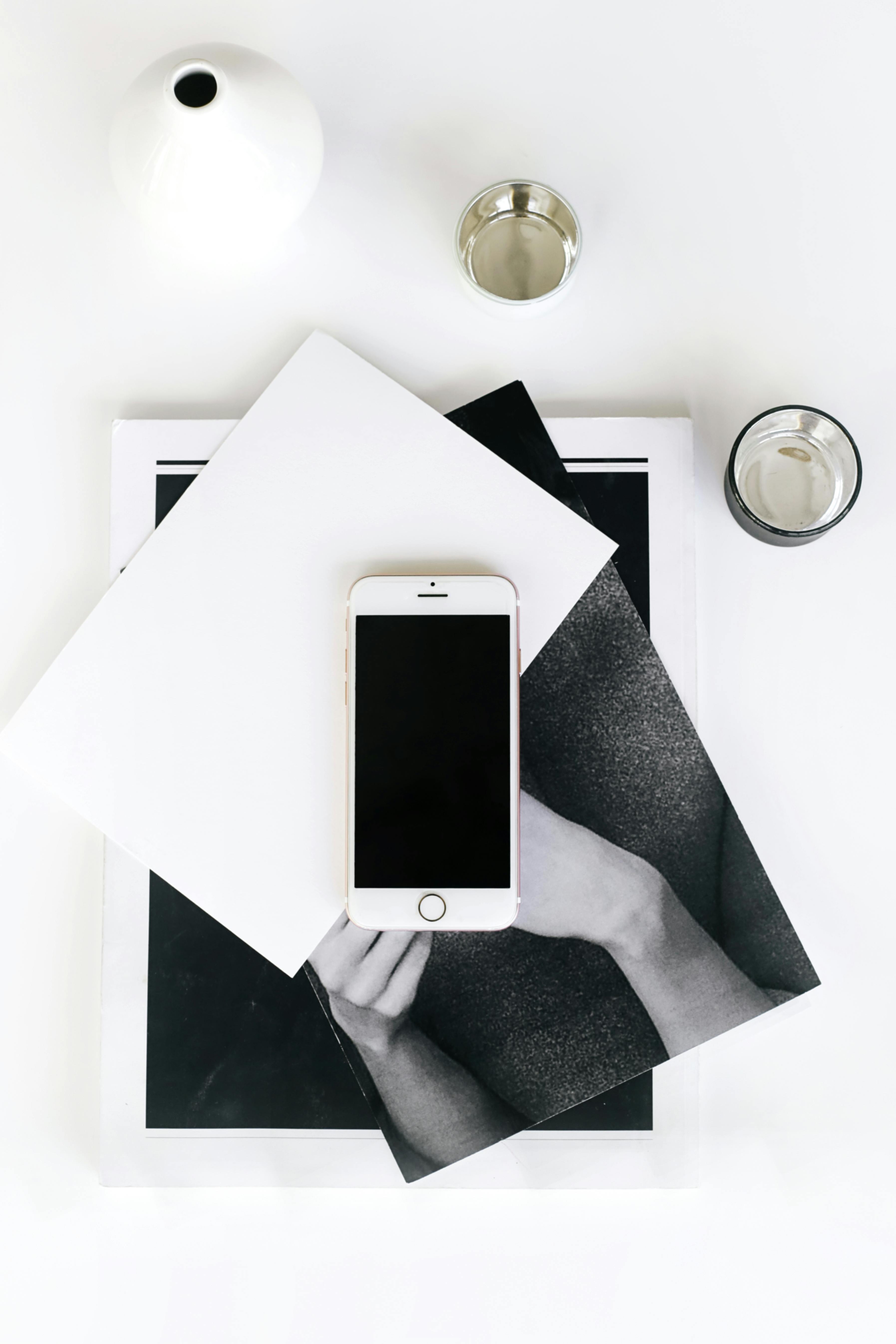 Ein Telefon auf einem Tisch | Quelle: Pexels