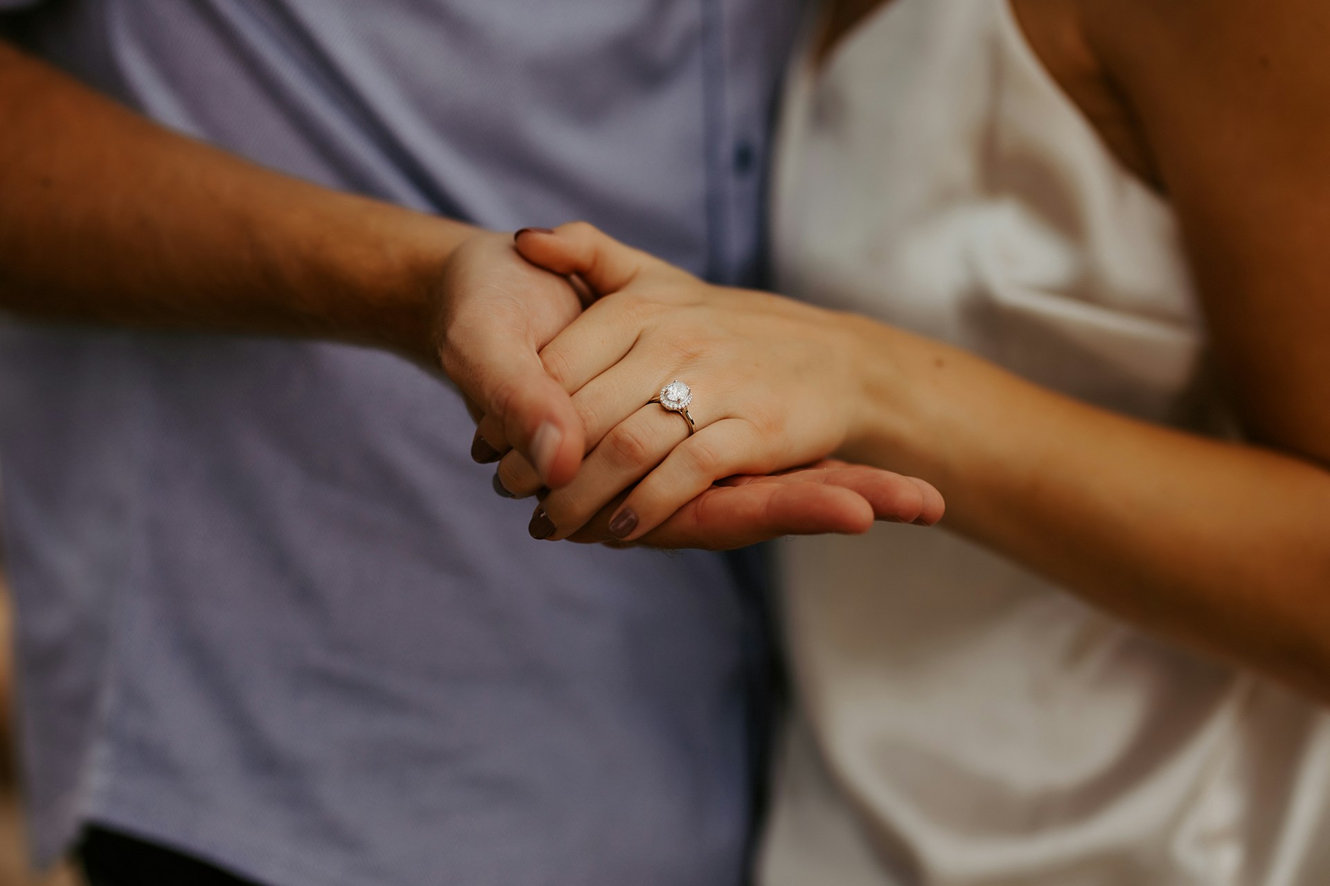 Ein Paar, das sich an den Händen hält | Quelle: Unsplash