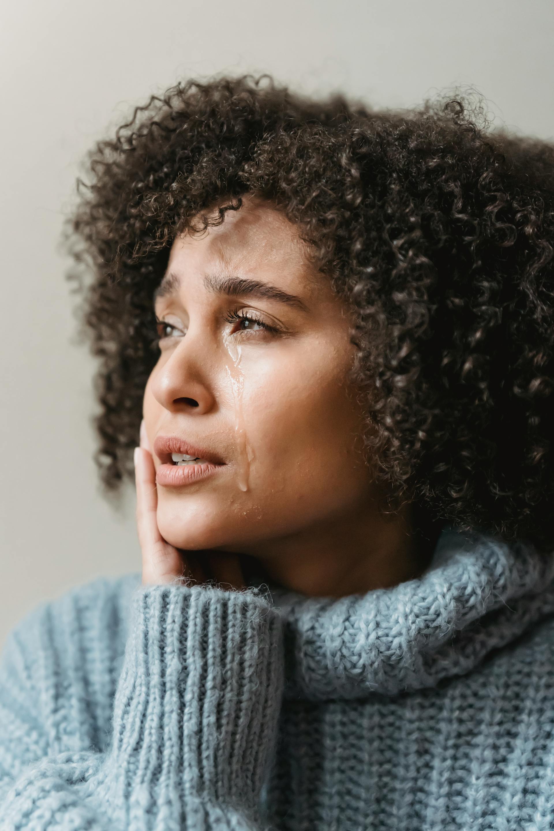 Eine weinende Frau, die mit jemandem spricht | Quelle: Pexels
