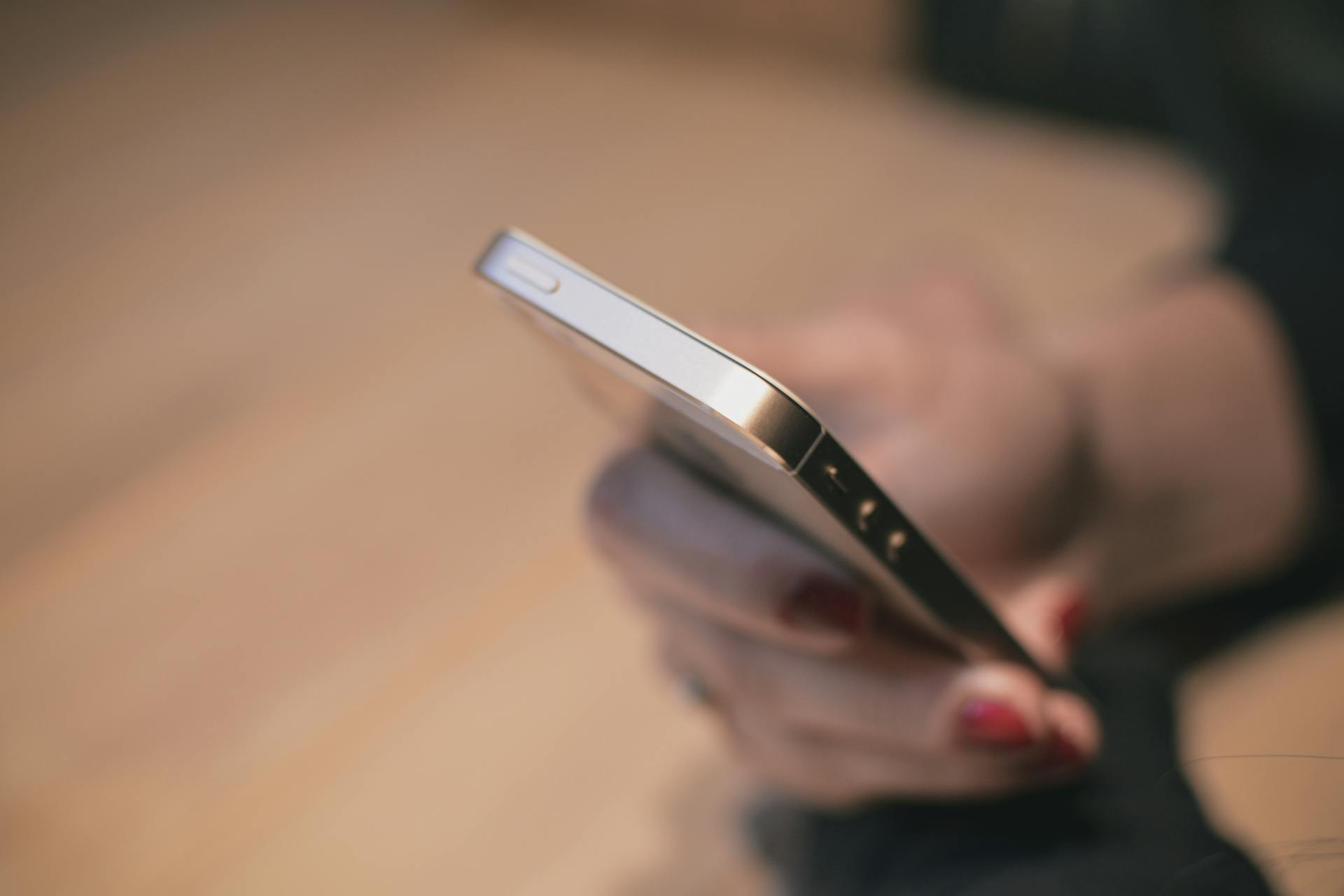 Eine Frau, die ihr Telefon benutzt | Quelle: Pexels