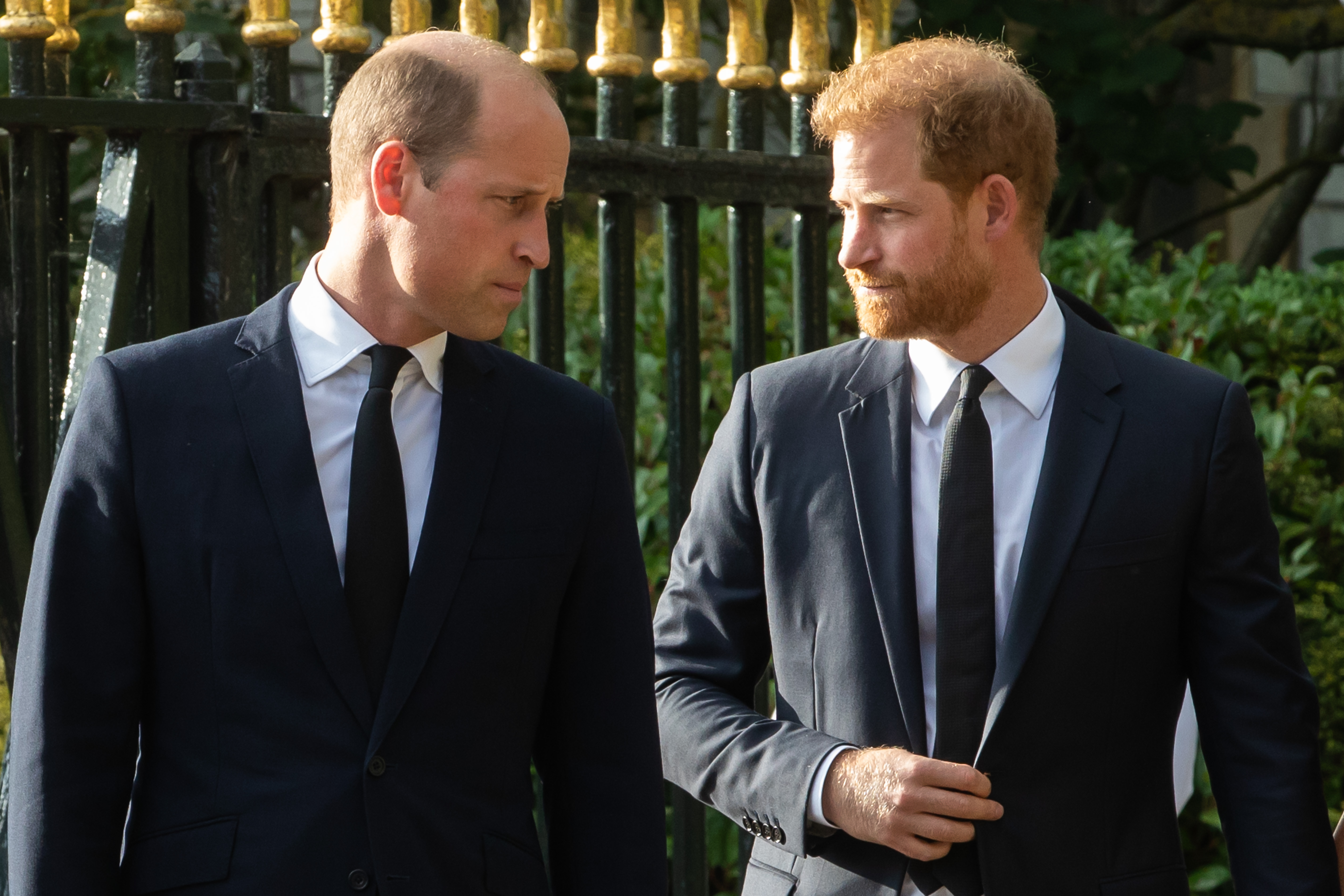 Die Brüder gingen am 10. September 2022, zwei Tage nachdem Königin Elisabeth II. in Balmoral verstorben war, Seite an Seite vor dem Windsor Castle spazieren. Dieser Auftritt bietet einen bemerkenswerten Vergleichspunkt, da erneut die Frage im Fokus steht, ob man die beiden wieder gemeinsam sehen wird. | Quelle: Getty Images