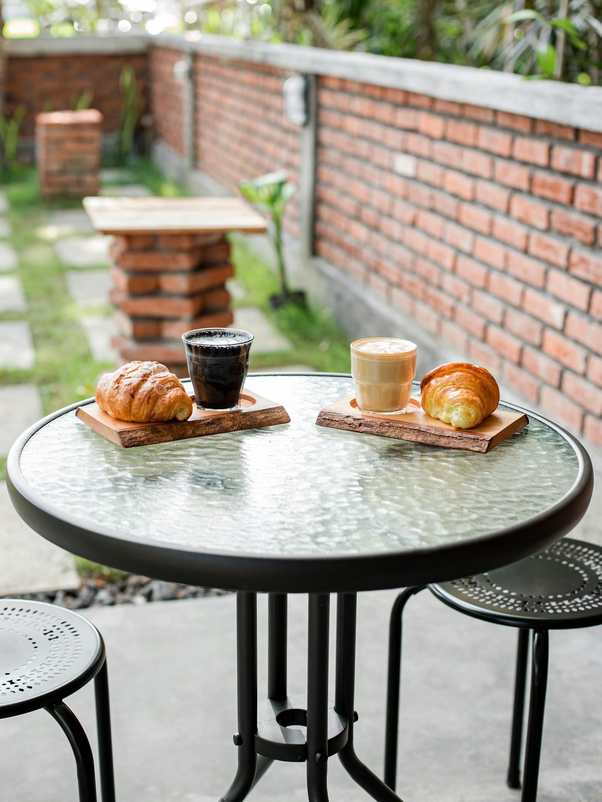 Kaffeetassen und Croissants auf einem Tisch | Quelle: Pexels
