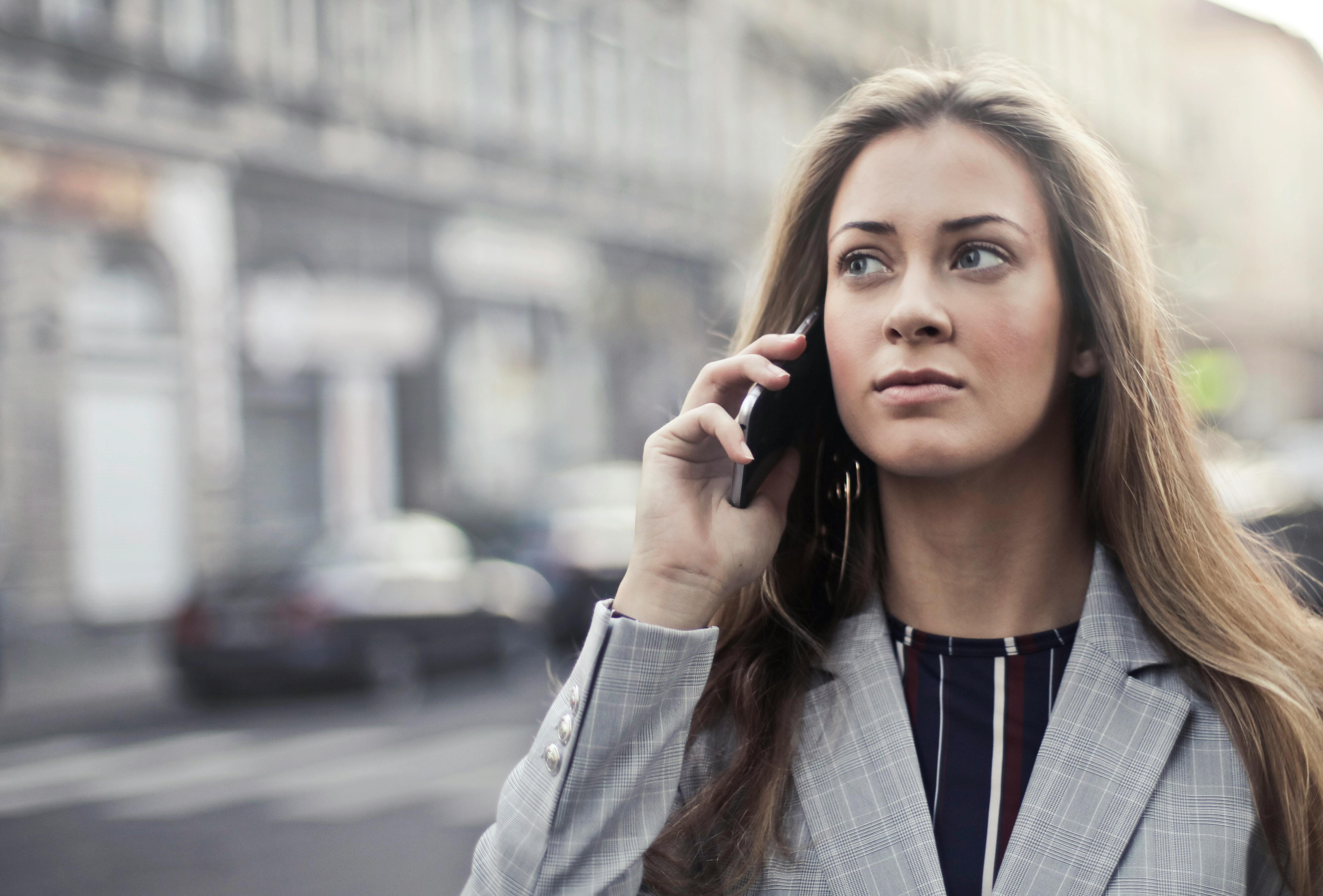 Eine ernste Frau bei einem Anruf | Quelle: Pexels