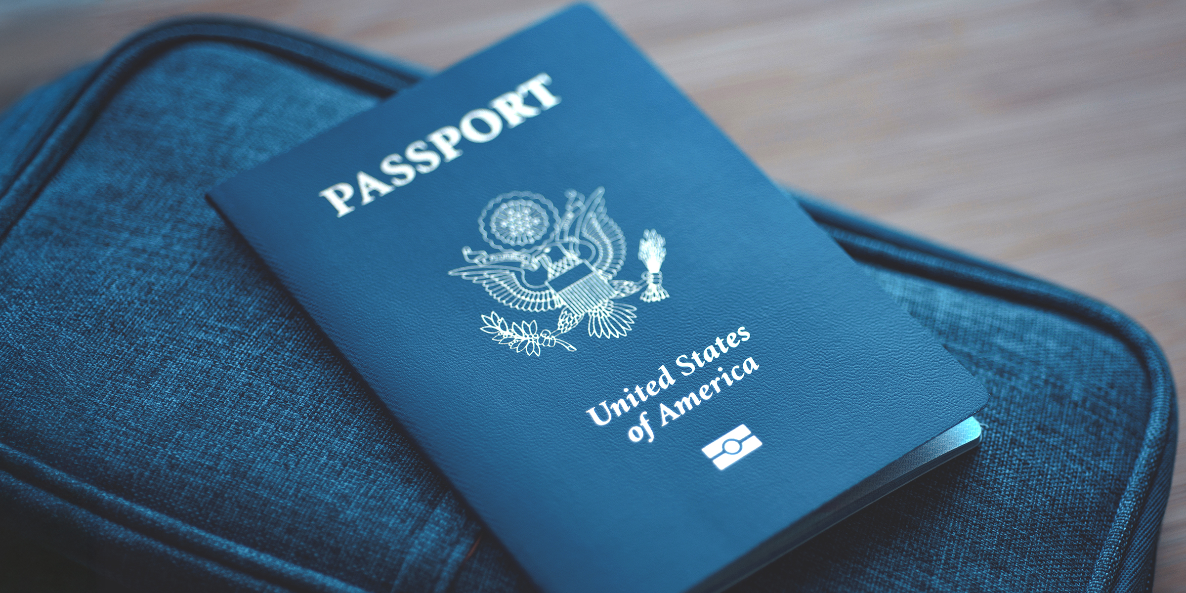 Ein amerikanischer Reisepass auf einem Koffer | Quelle: Shutterstock