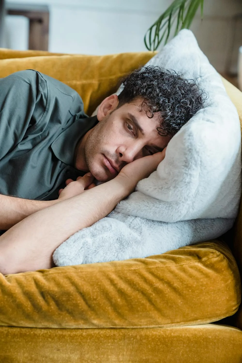 Ein trauriger, müder Mann auf einer Couch | Quelle: Pexels