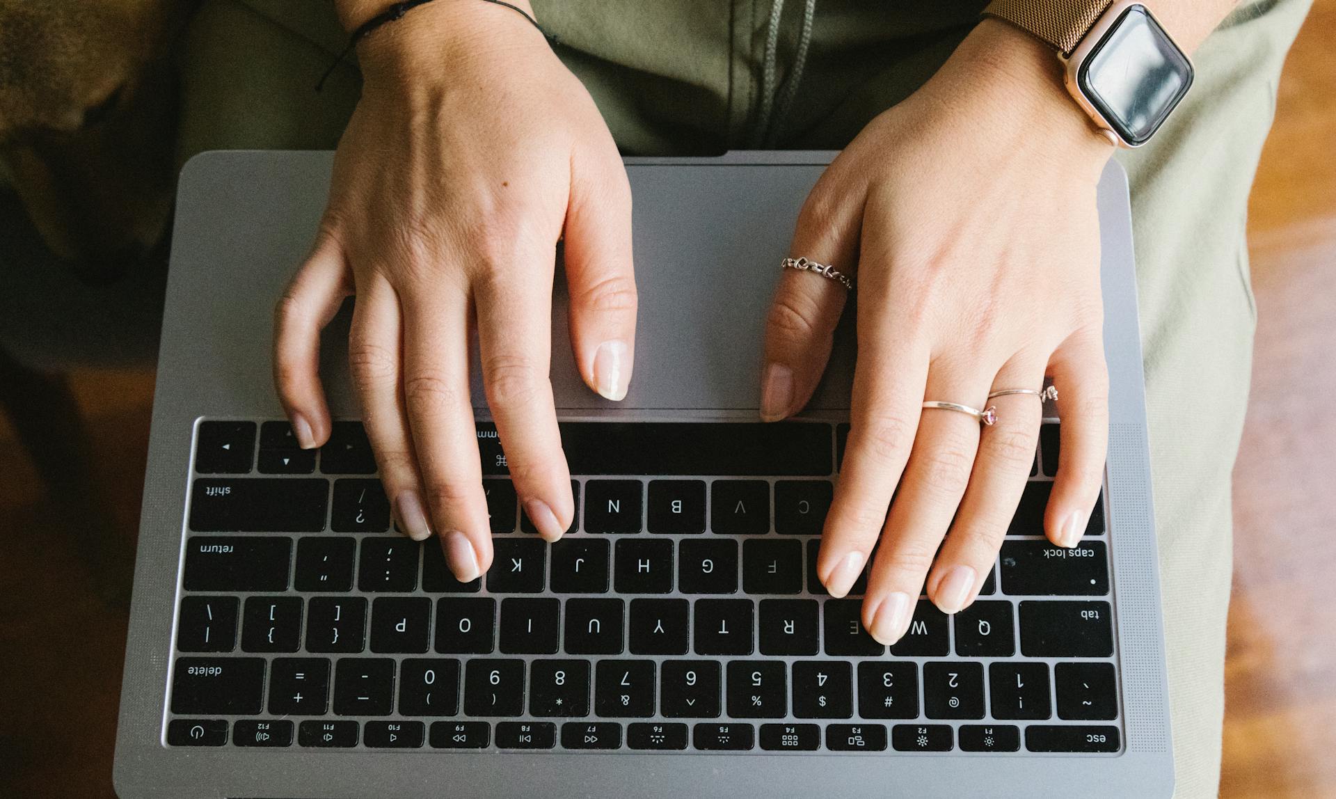 Eine Frau benutzt ihren Laptop | Quelle: Pexels