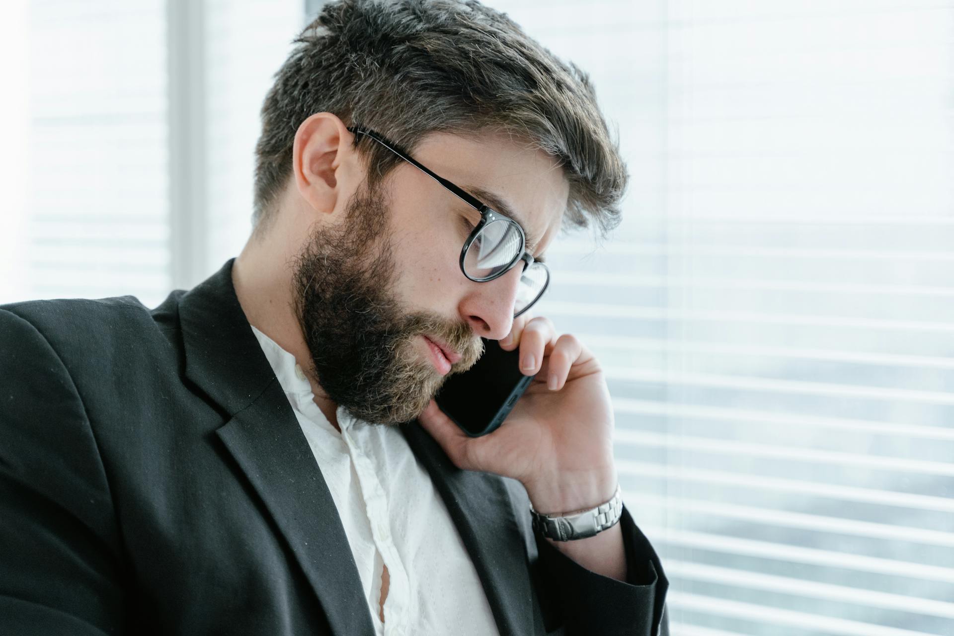 Ein Mann spricht am Telefon | Quelle: Pexels