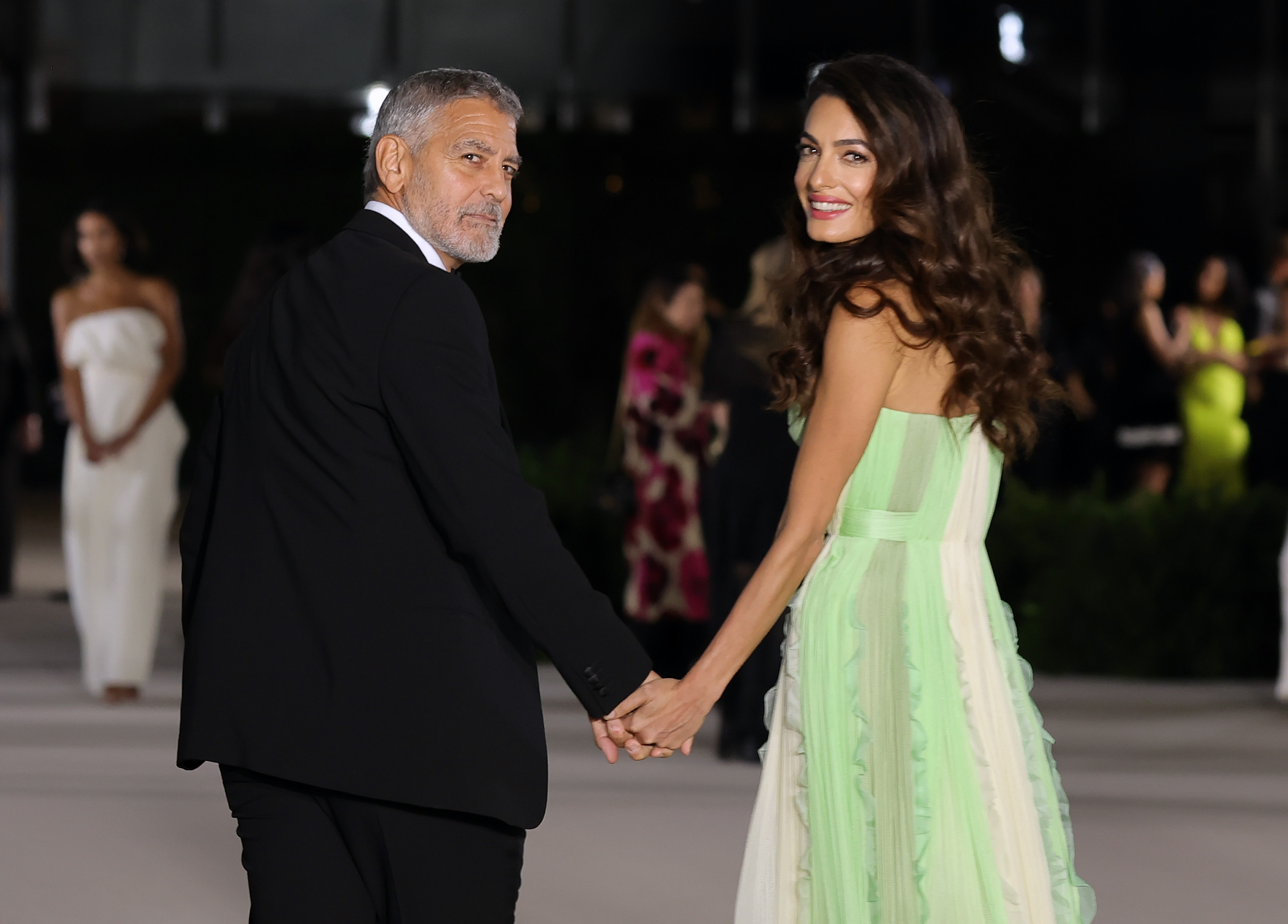 George Clooney und Amal Clooney nehmen am 15. Oktober 2022 in Los Angeles, Kalifornien, an der 2. jährlichen Gala des Academy Museum of Motion Pictures teil. | Quelle: Getty Images
