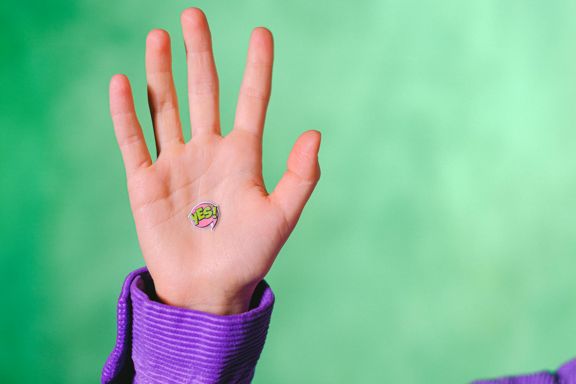 Eine erhobene Hand mit dem