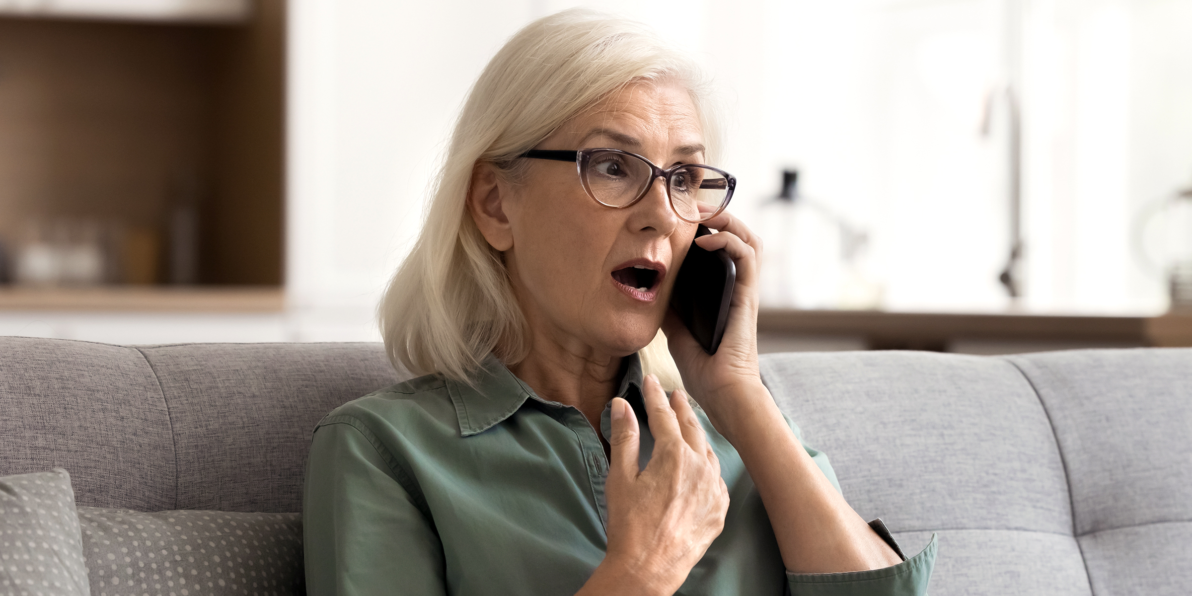 Eine ältere Frau beim Telefonieren | Quelle: Shutterstock