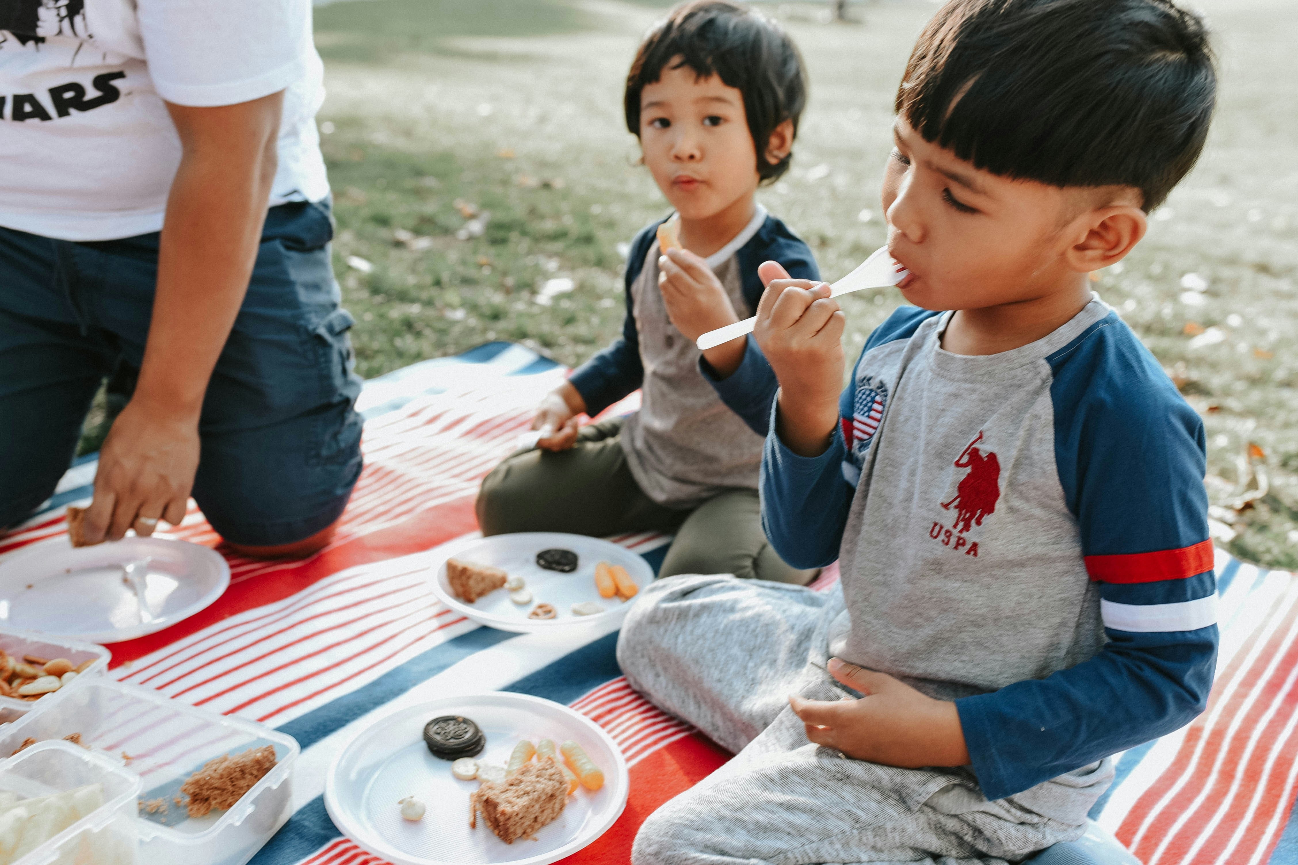 Kinder beim Essen | Quelle: Unsplash