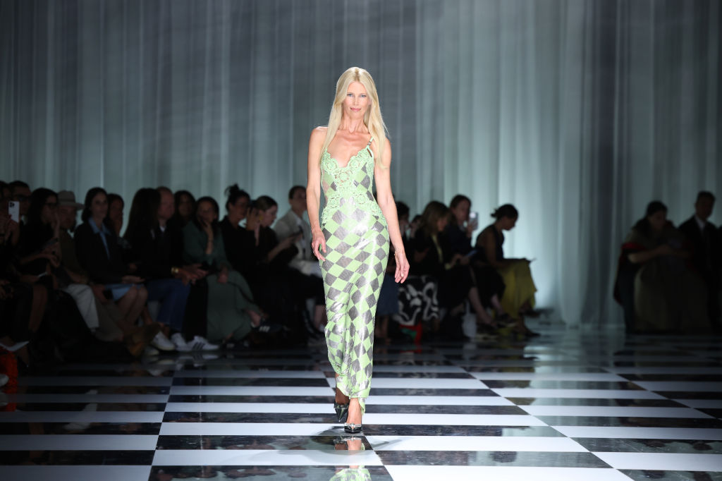 Claudia Schiffer läuft über den Laufsteg bei der Versace-Modenschau während der Mailänder Modewoche Womenswear Frühjahr/Sommer 2024 am 22. September 2023 in Mailand | Quelle: Getty Images