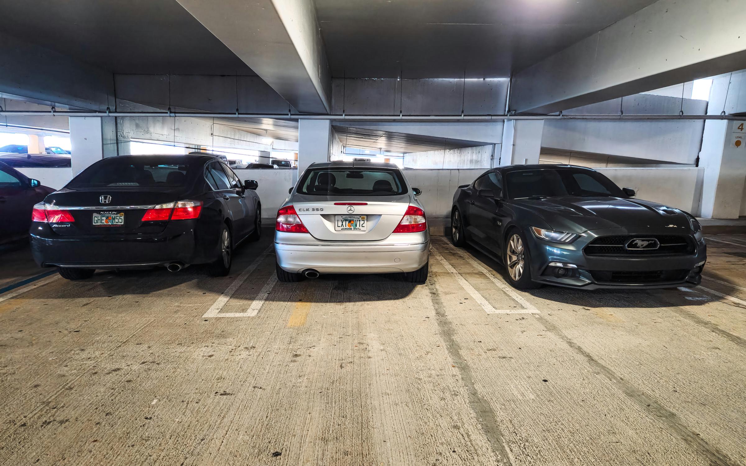 Auf einem Parkplatz geparkte Autos | Quelle: Unsplash