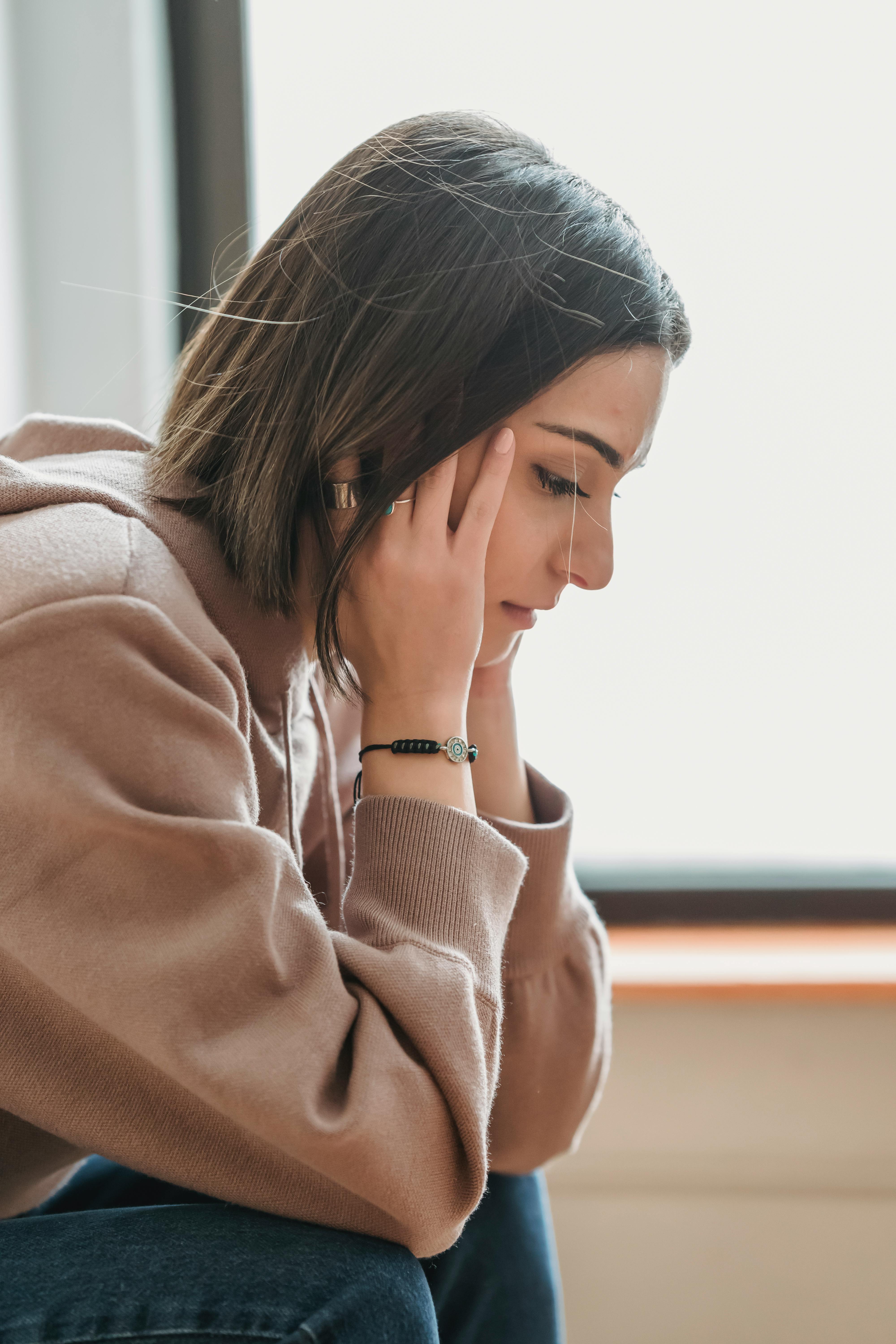 Eine Frau, die nach unten schaut | Quelle: Pexels