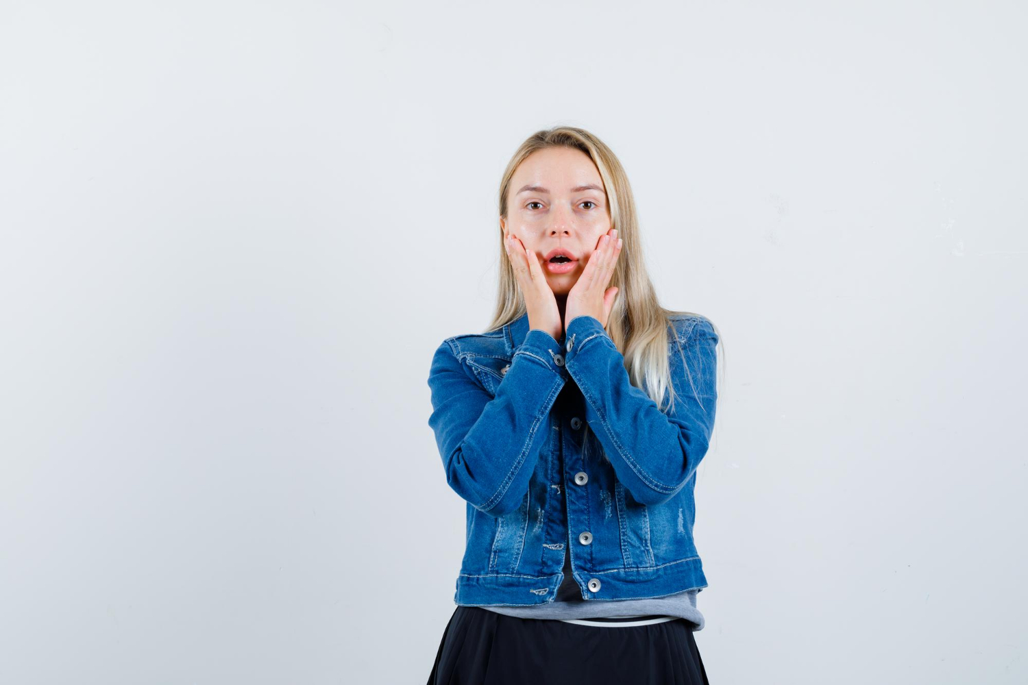 Eine schockierte Frau | Quelle: Freepik