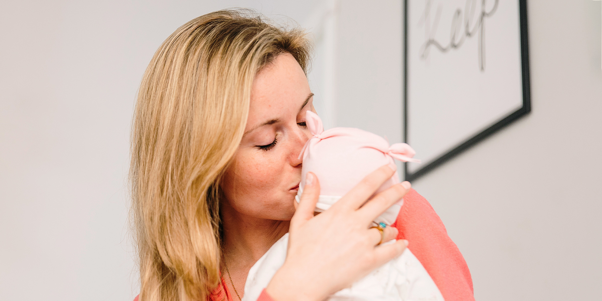 Eine Frau, die ihr Baby küsst | Quelle: Freepik