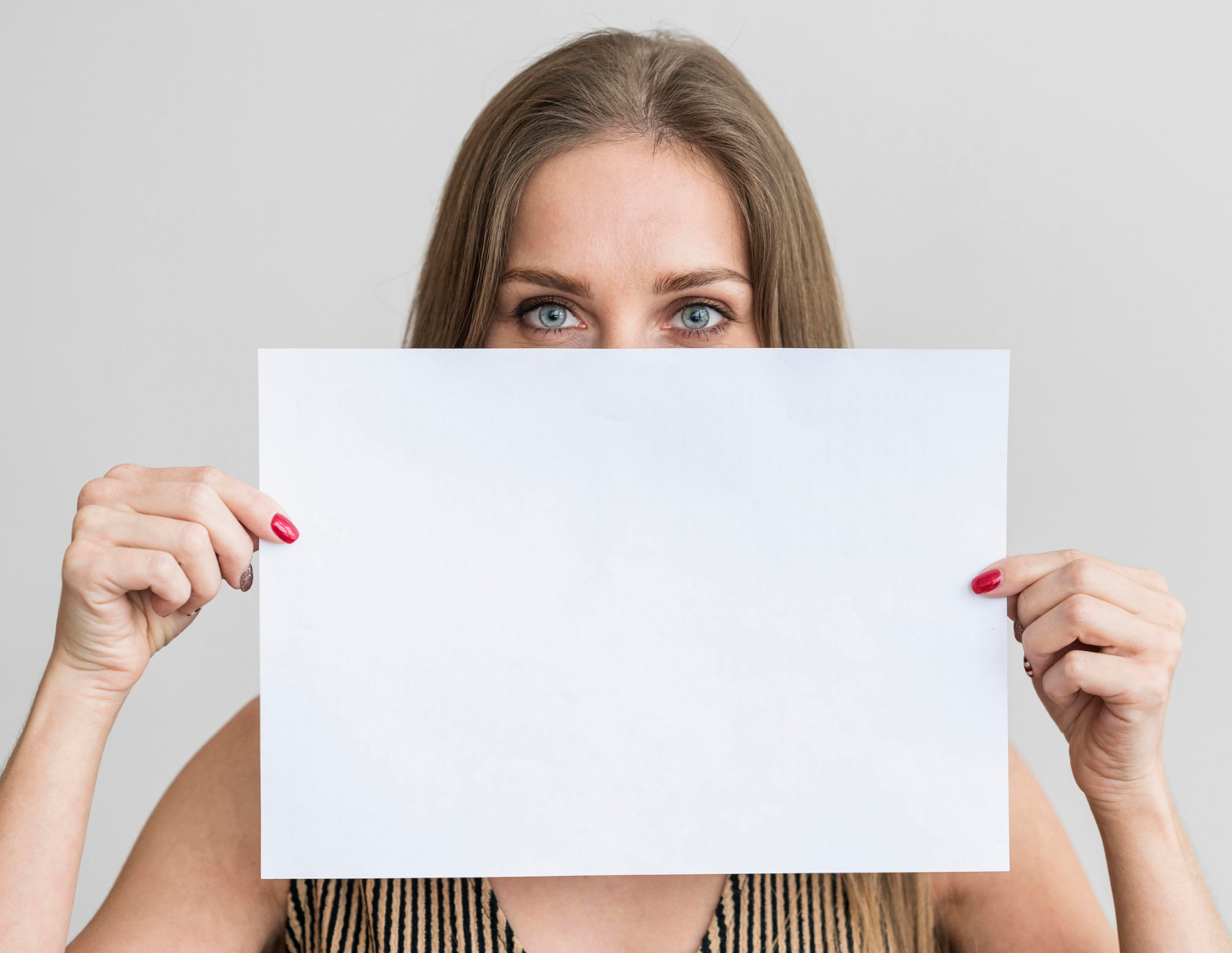 Eine Frau hält ein Blatt Papier | Quelle: Freepik